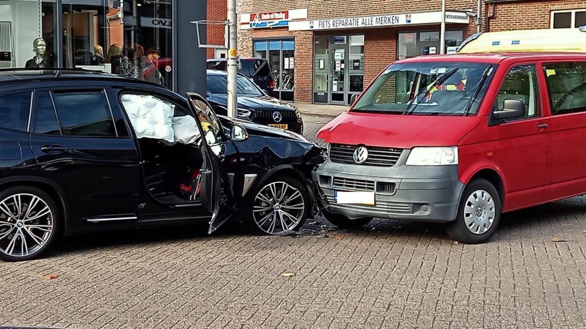 Alleen blikschade bij frontale botsing in centrum Delden