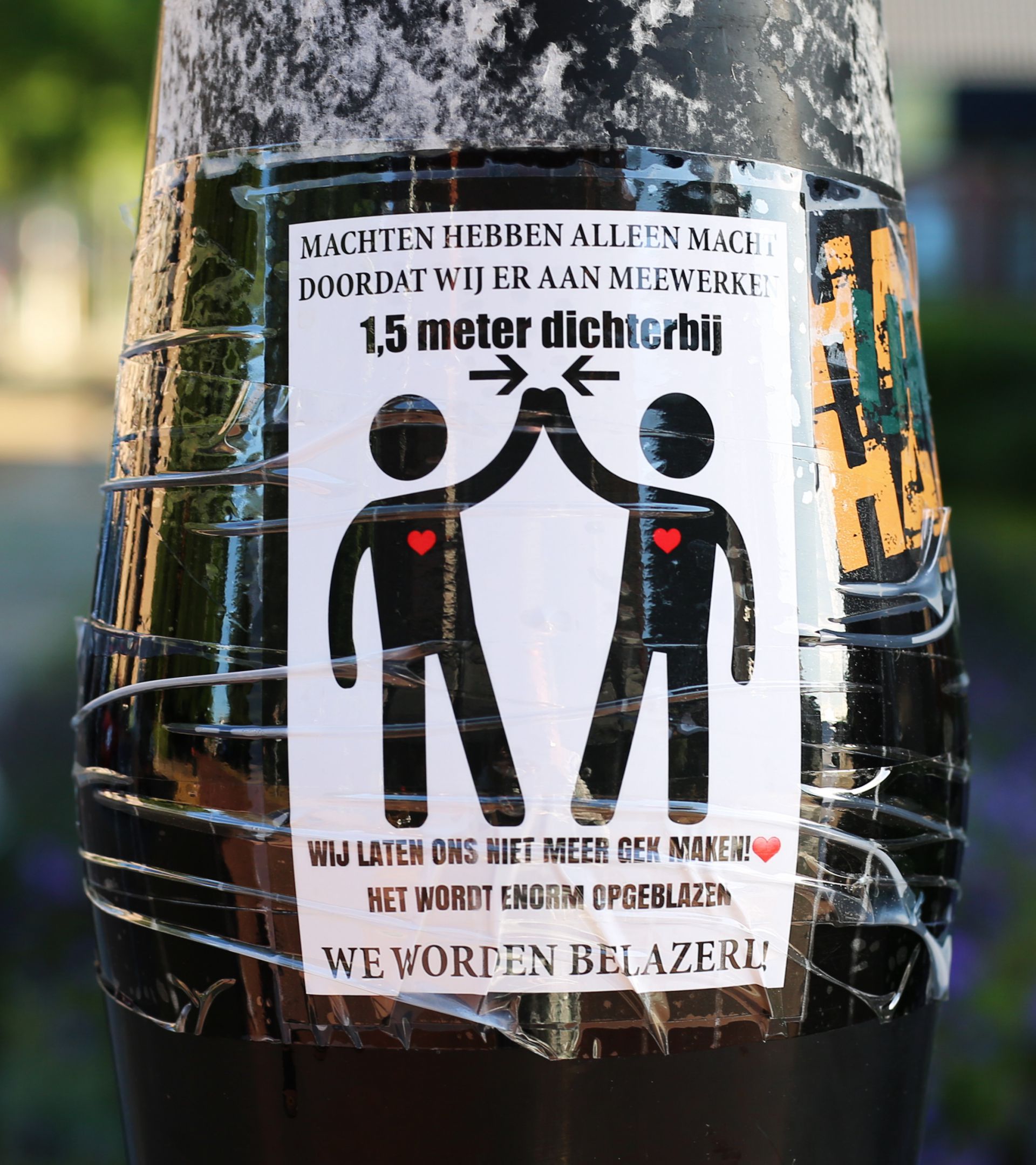 Update: Gemeente gaat stickers tegen coronamaatregelen verwijderen