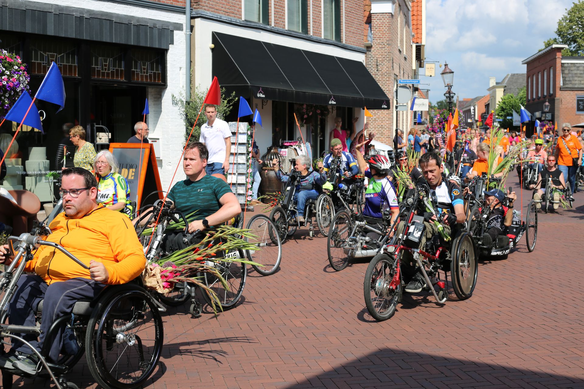 Foto&rsquo;s online: Natte Rolstoel4daagse in Delden eindigt met zonnige intocht