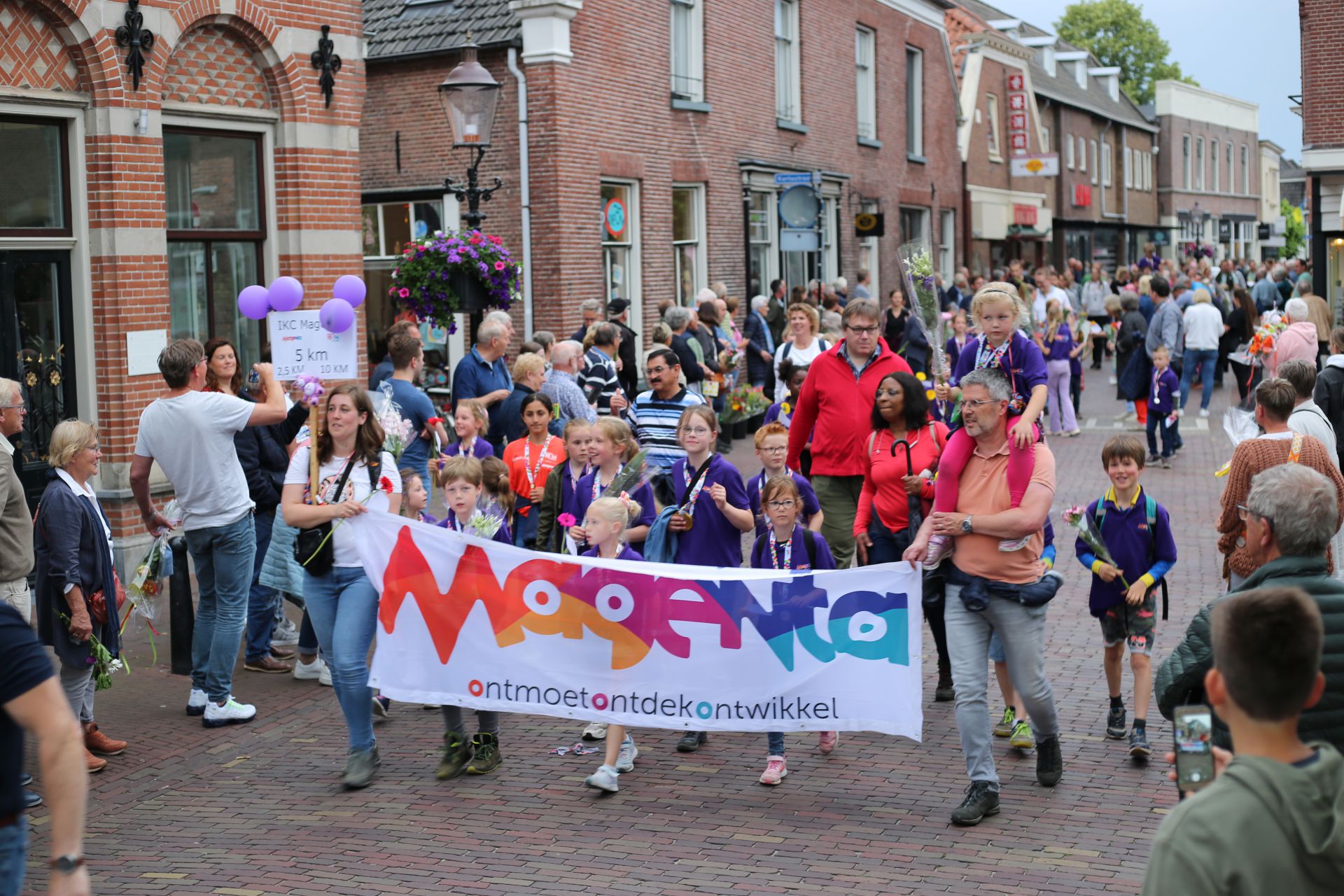 Foto's: Intocht Deldense Avond4daagse in beeld