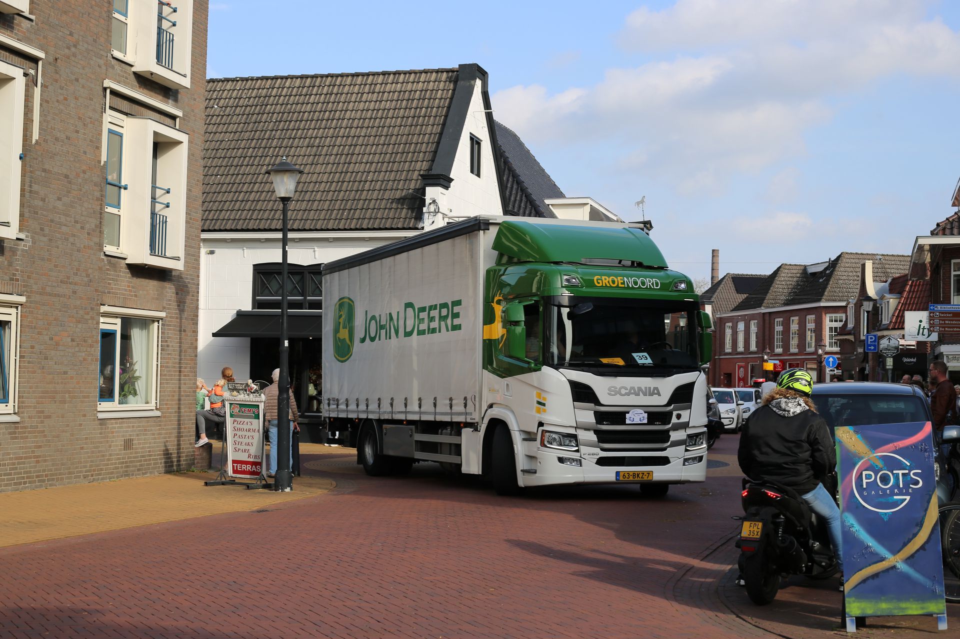 Foto's: Truckrum Hof van Twente trekt door centrum Delden
