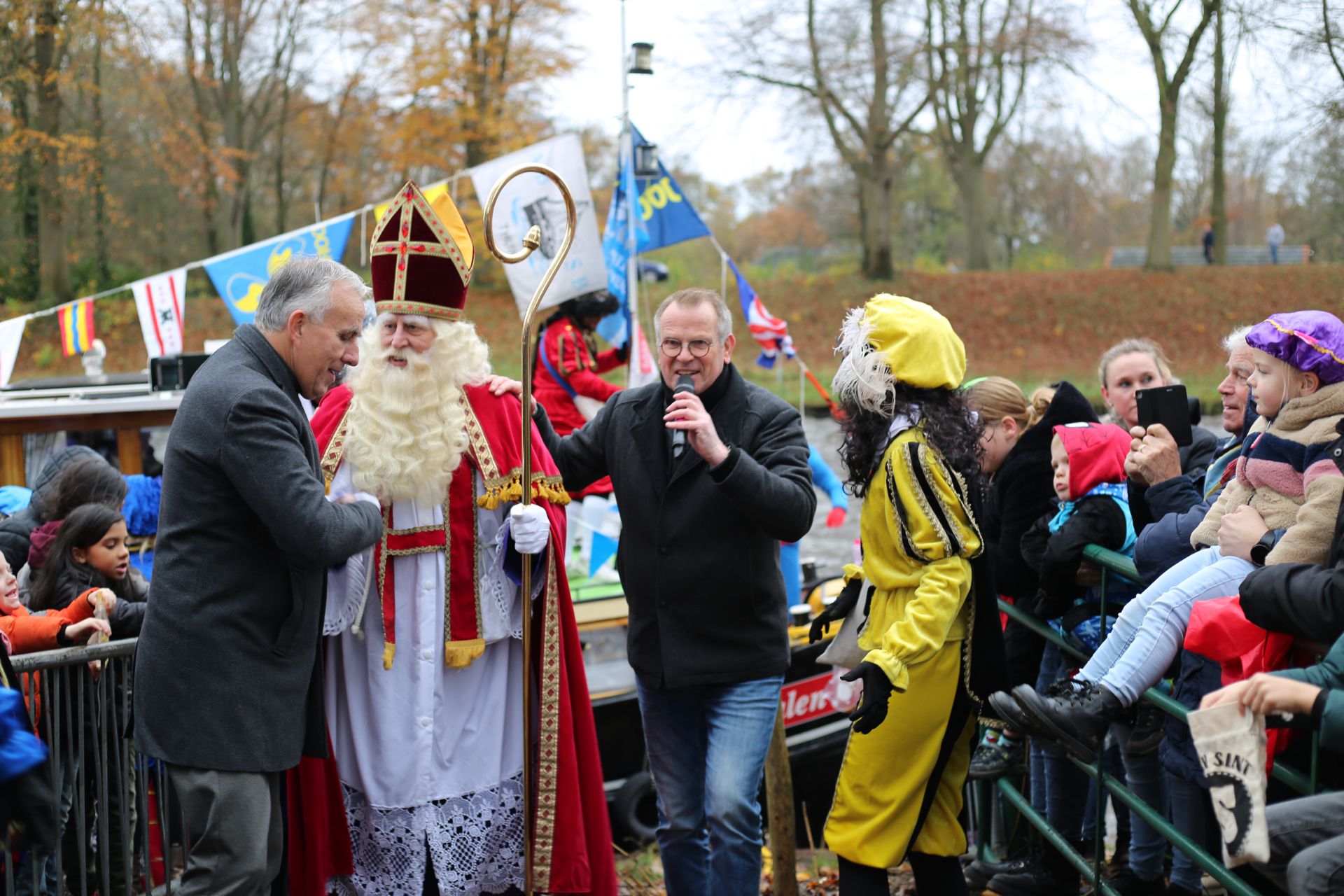 Intocht van Sinterklaas in Delden in beeld