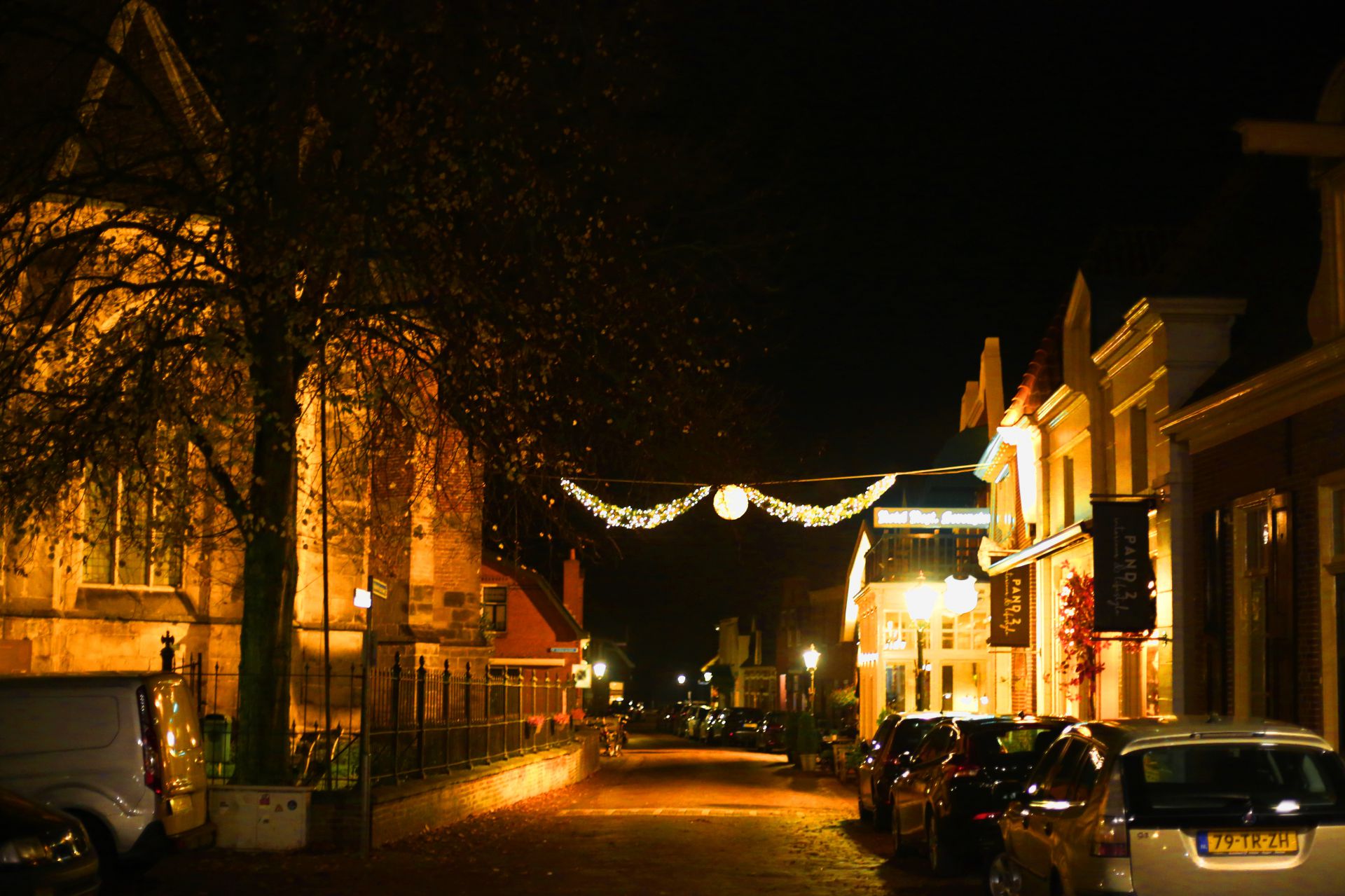 Sfeerverlichting centrum Delden brandt als vanouds ondanks hoge energieprijzen: 'Geluk met overstap naar LED'