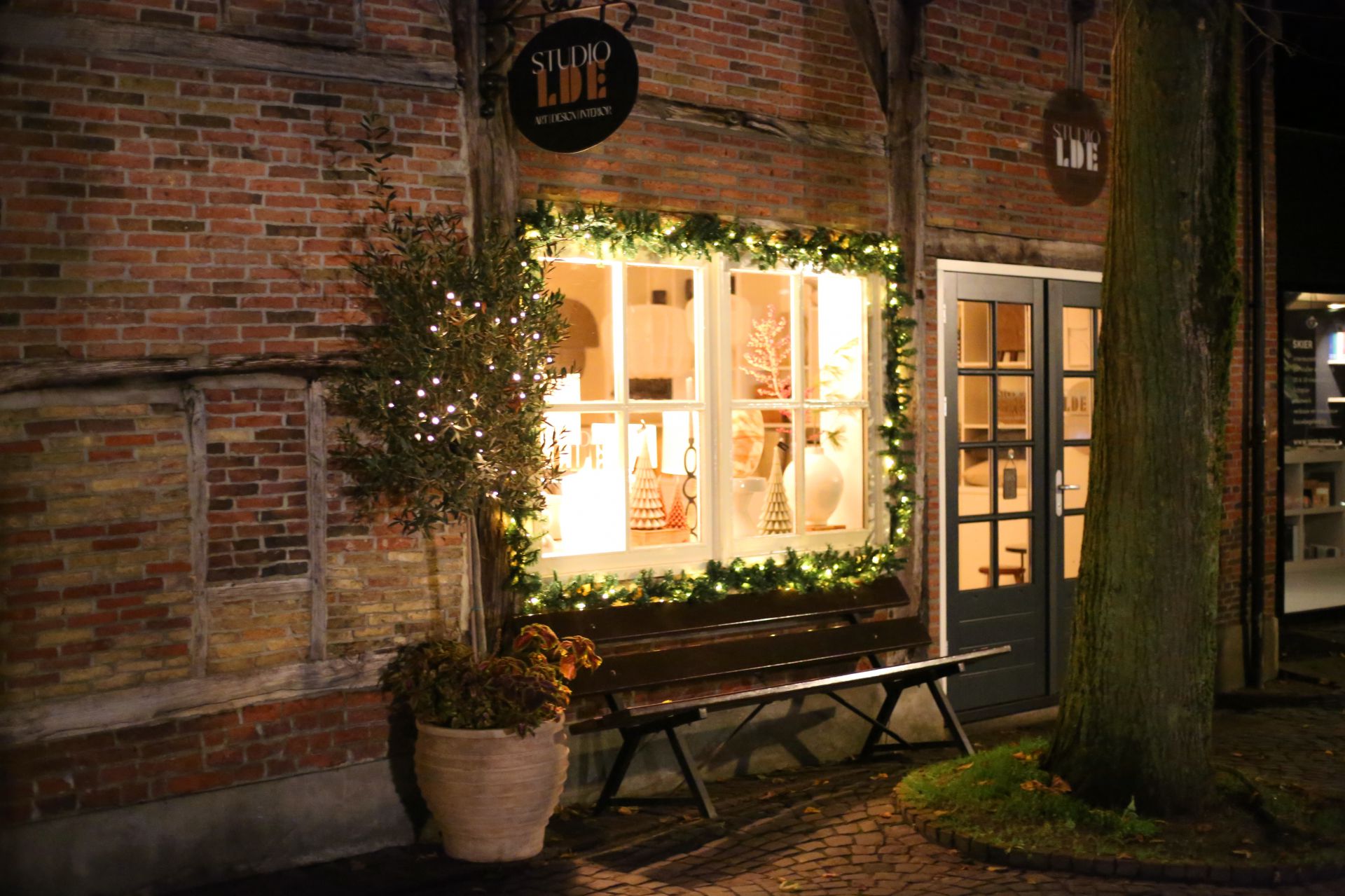 Sfeerverlichting centrum Delden brandt als vanouds ondanks hoge energieprijzen: 'Geluk met overstap naar LED'