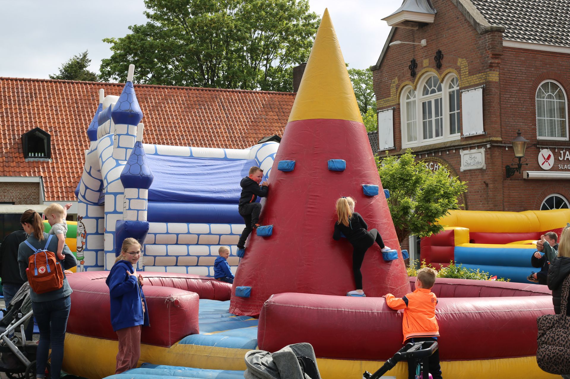 Video: Delden op Hemelvaartsdag weer overspoeld door vele duizenden bezoekers