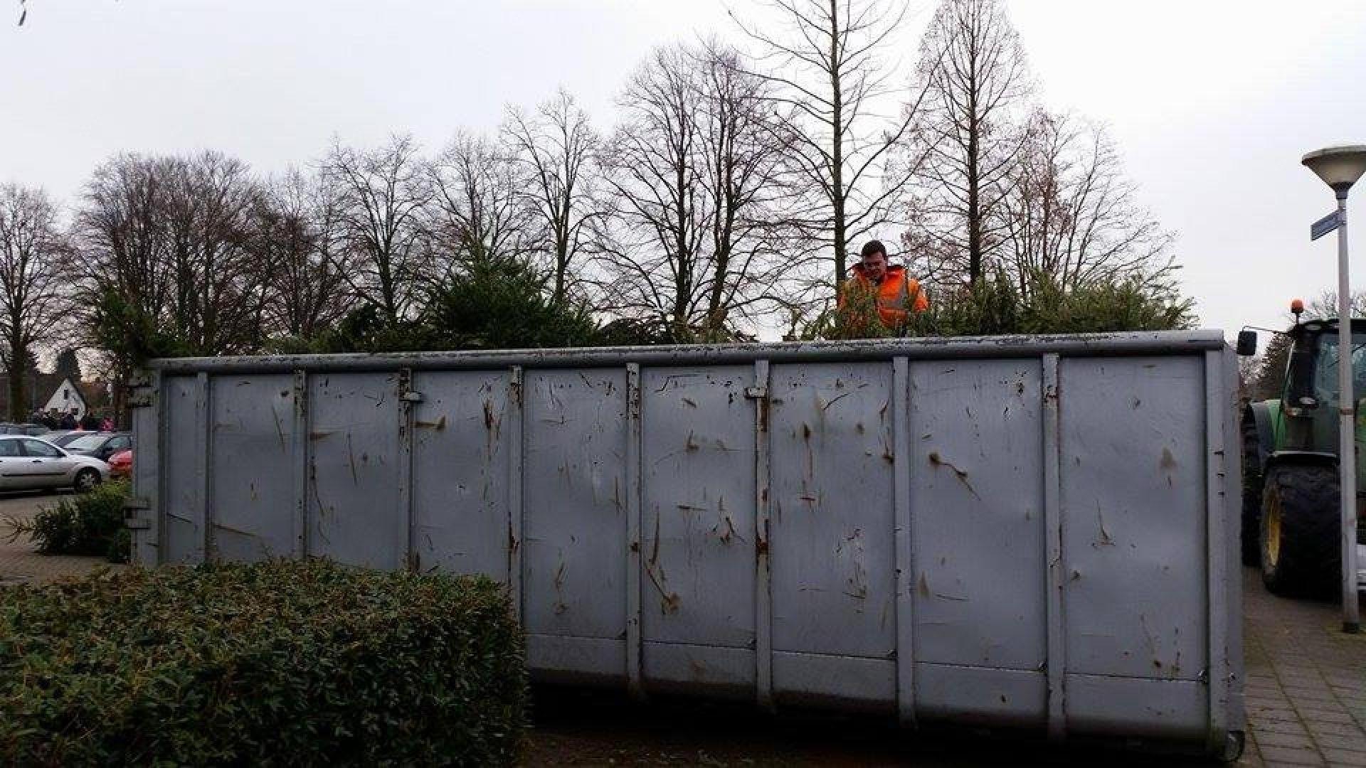 Deldense kerstbomen weer opgehaald door Bentelose jongeren
