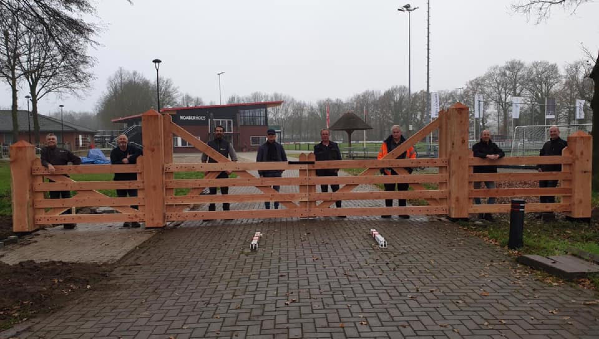 Rood Zwart rondt inrichting parkeerplaats en entree af