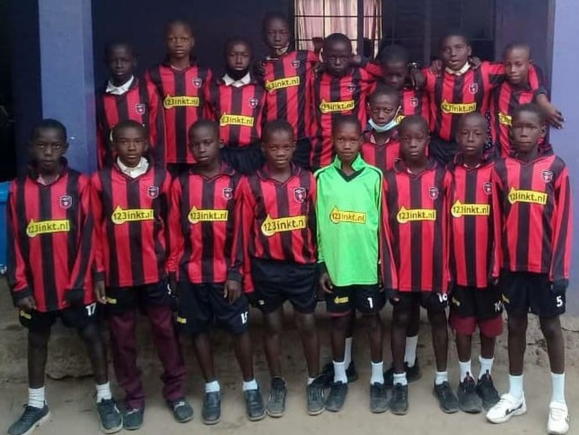 Kleding Rood Zwart krijgt een tweede leven in Gambia