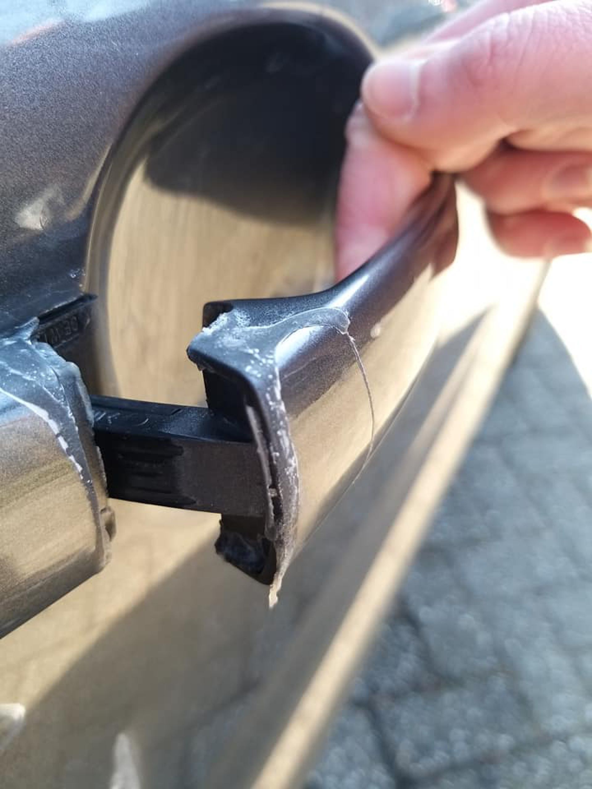 Handvat Deldense auto vastgelijmd &ndash; Eigenaar zoekt getuigen