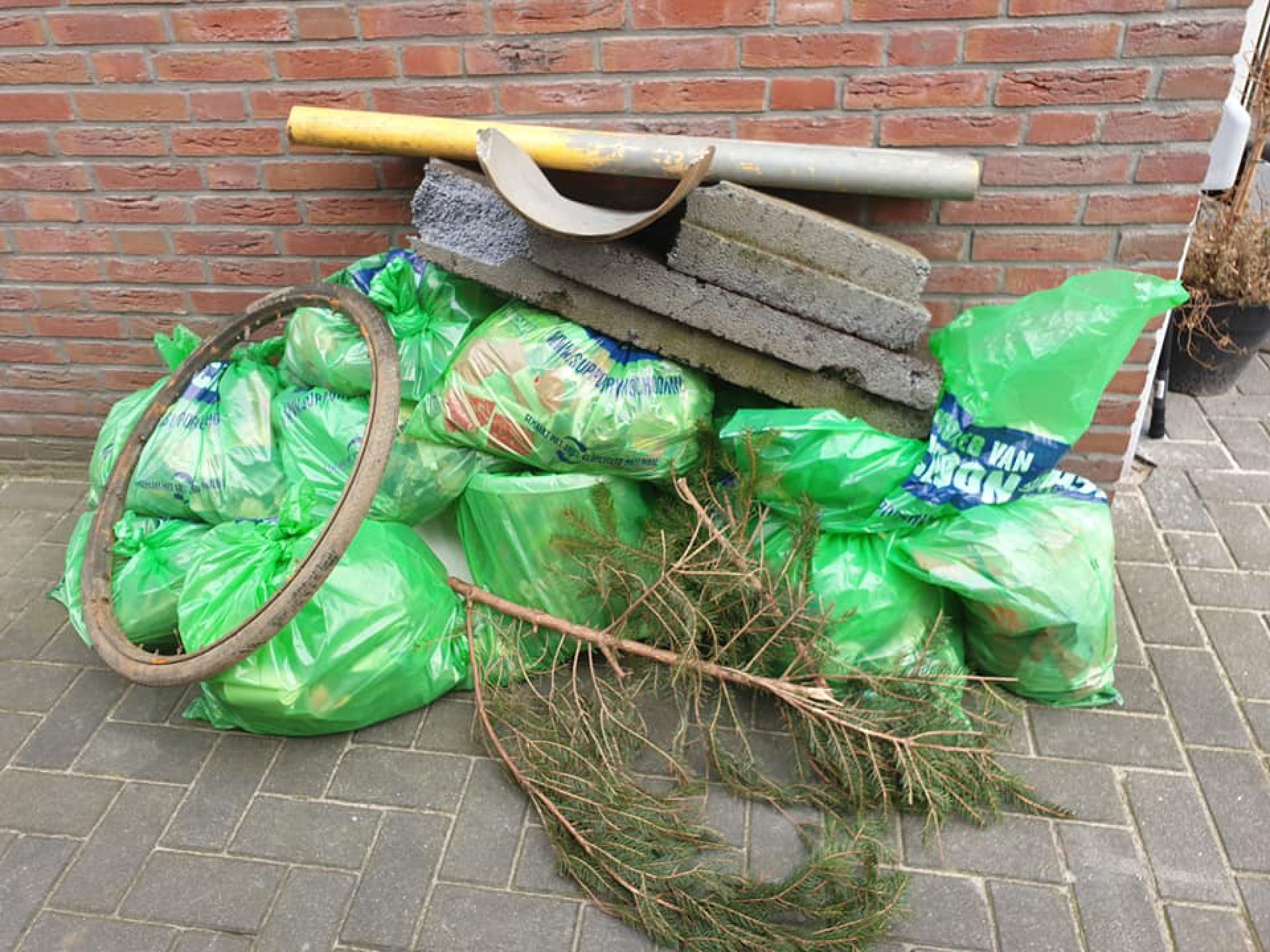 Jongeren Braak-West Delden ruimen 10 zakken vuilnis op tijdens Landelijke Opschoondag