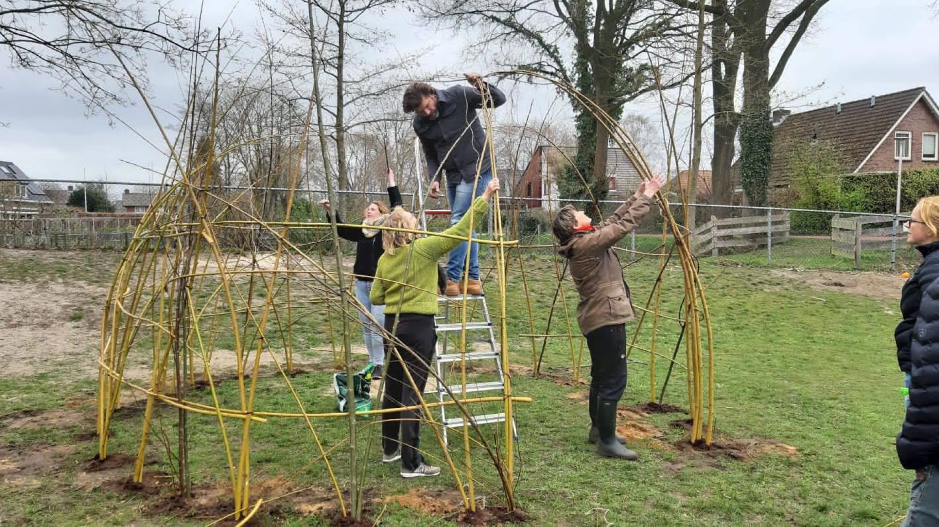 Jongeren steken volleybalnet en boeken in brand op grasveld Erve Hooyerinck