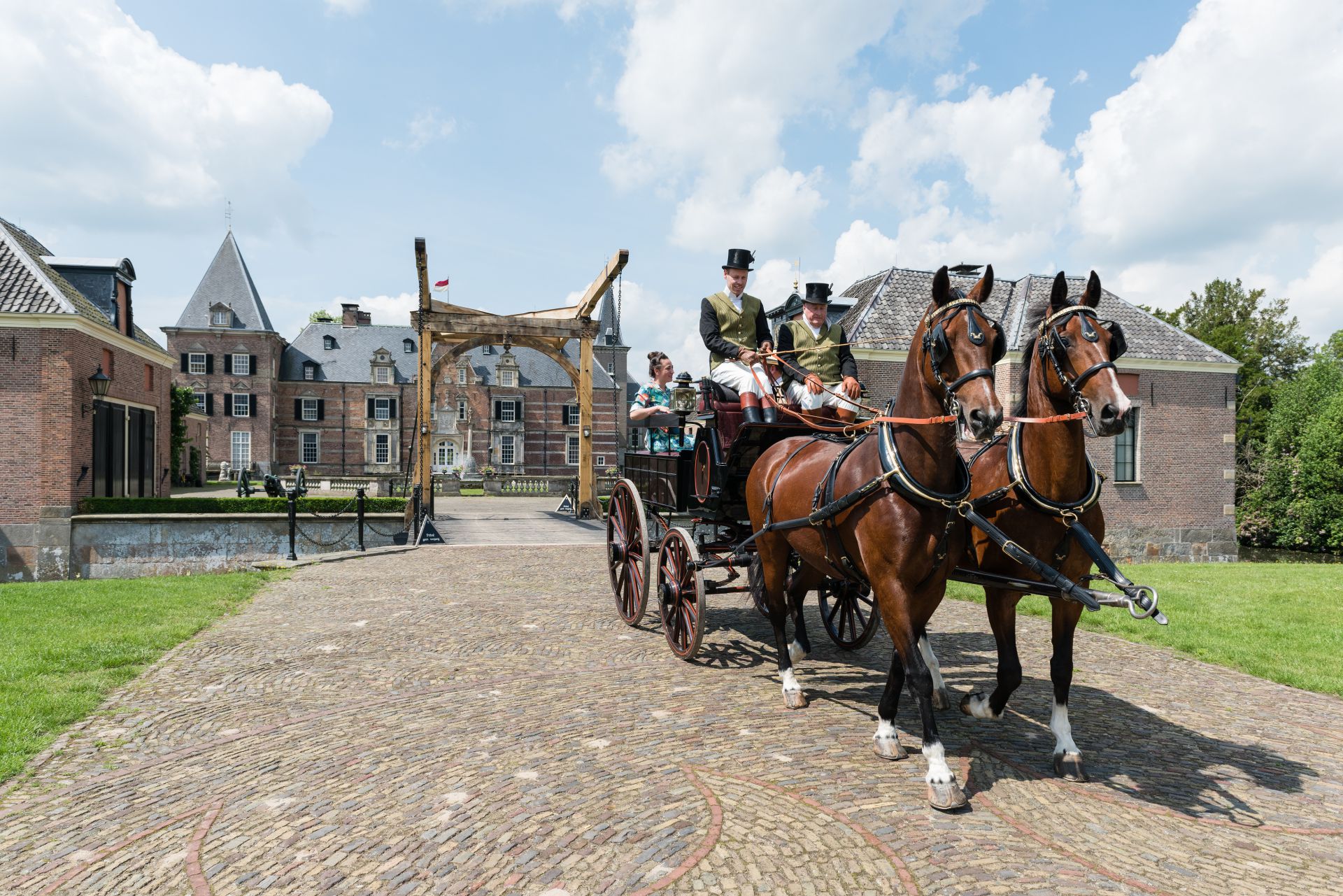 Staatsie Berline, Coupe's, Jachtrijtuigen en boerenwagen rijden uit op Twickel