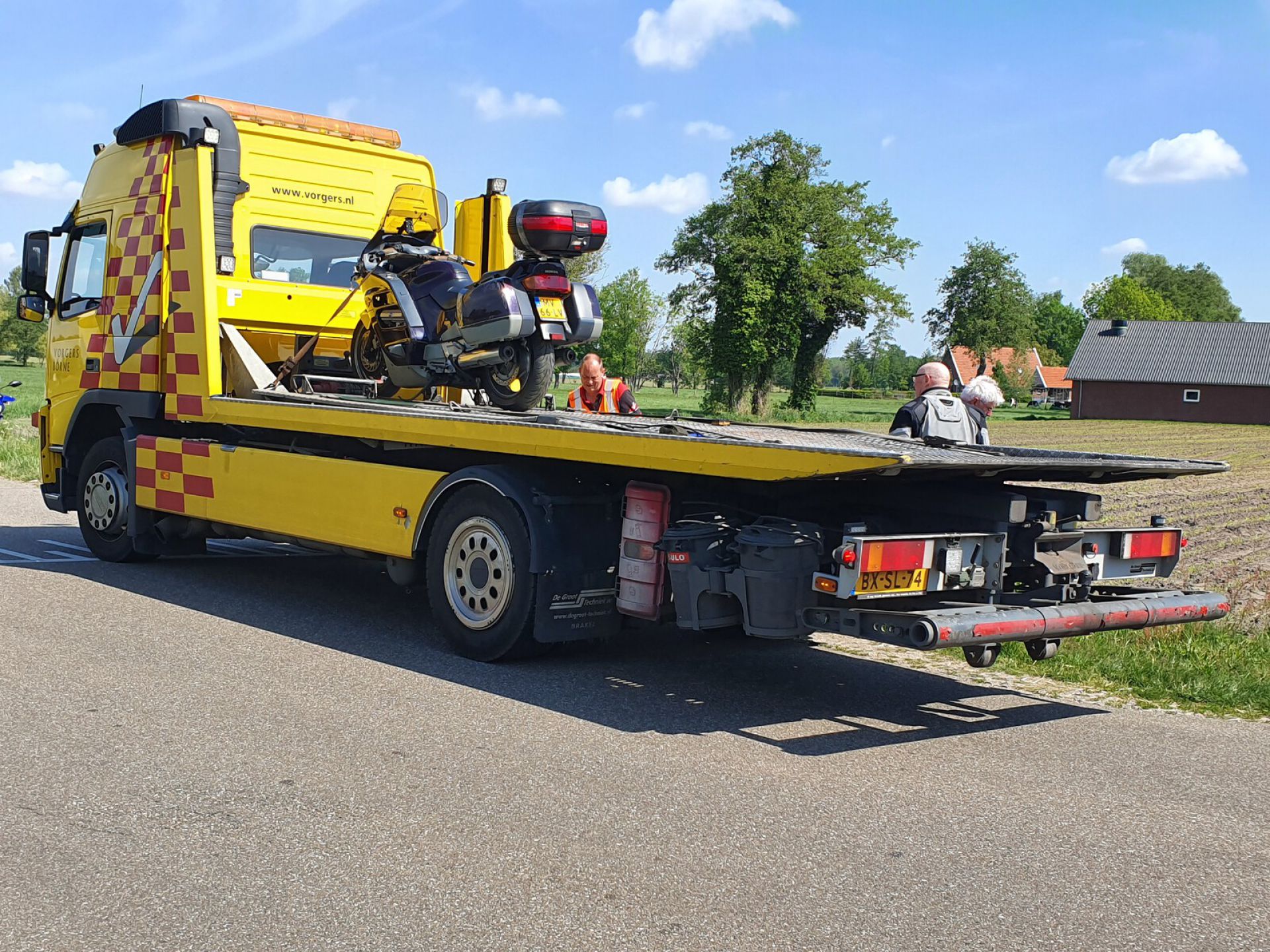 Motorrijder gewond na inhalen van vrachtwagen in Ambt Delden