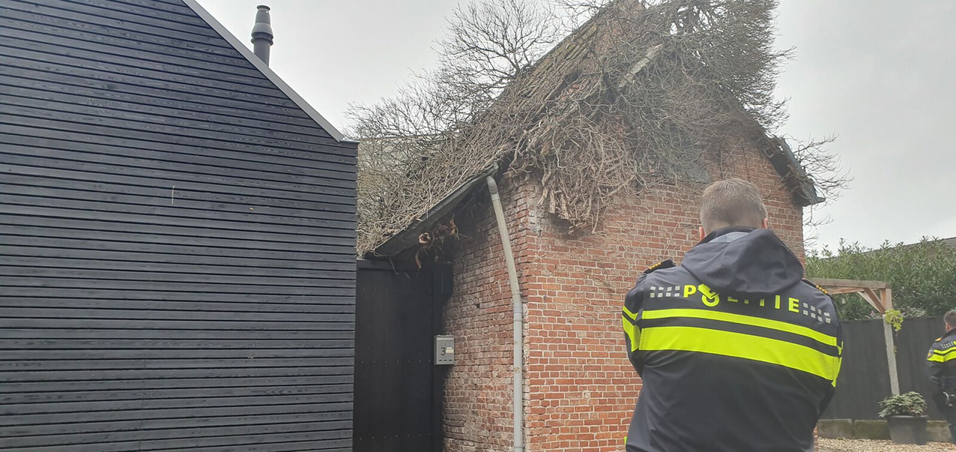 Schuur aan Zuidwal in Delden stort in 