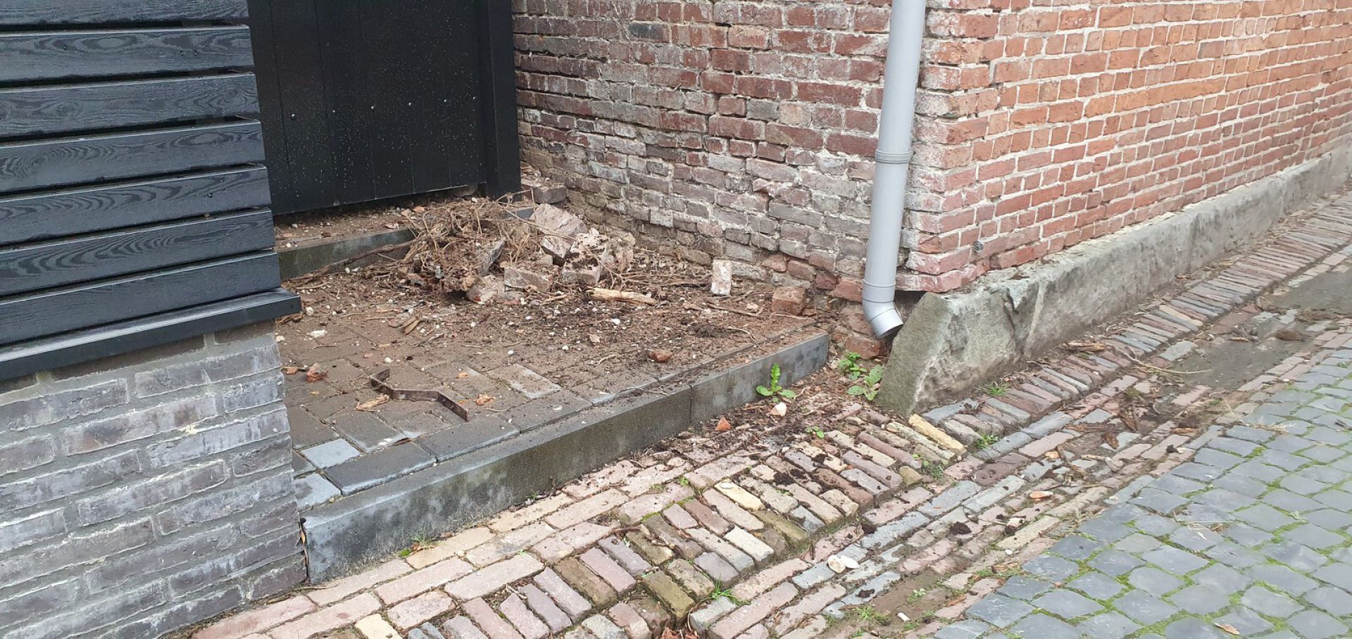 Schuur aan Zuidwal in Delden stort in 