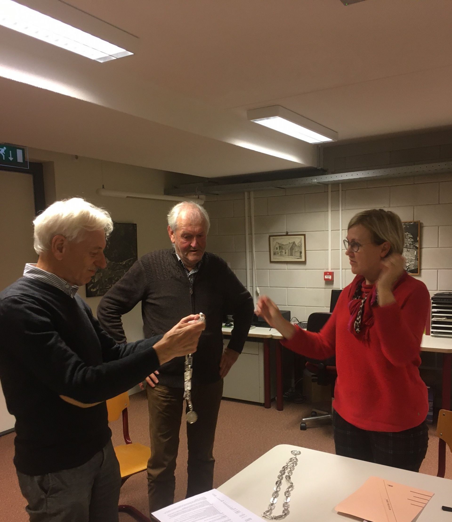 Ambtsketens van Ambt en Stad Delden in bruikleen gegeven aan streekarchief