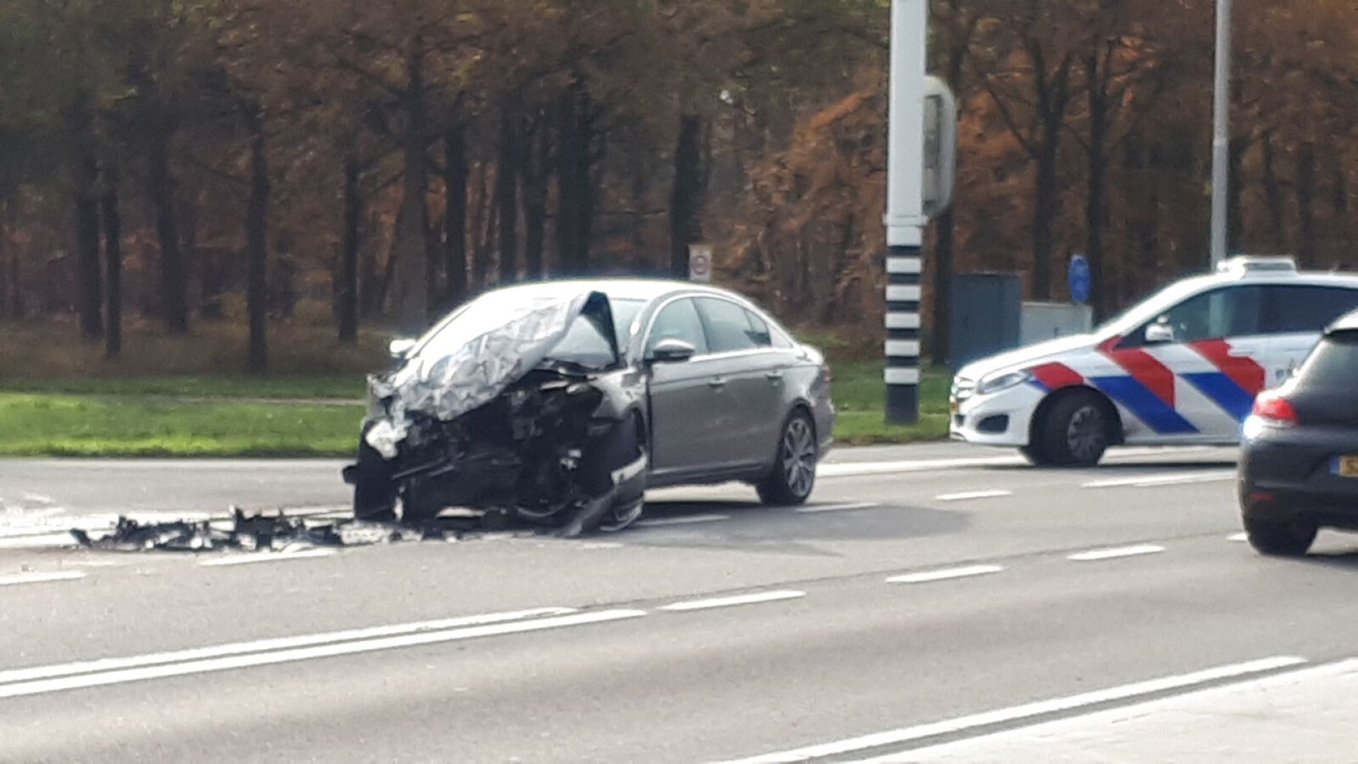 Update: Auto in de prak na aanrijding met vrachtwagen