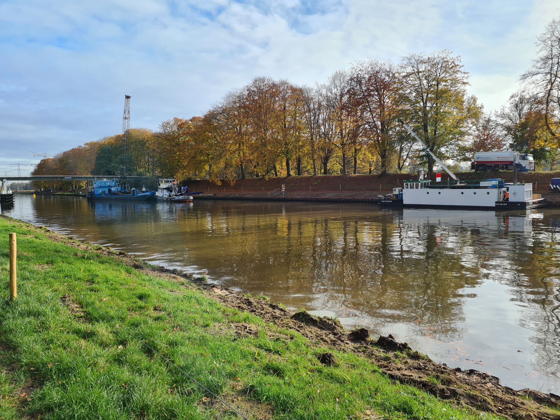 Video: Plaatsen damwanden Twentekanaal bij Delden in beeld
