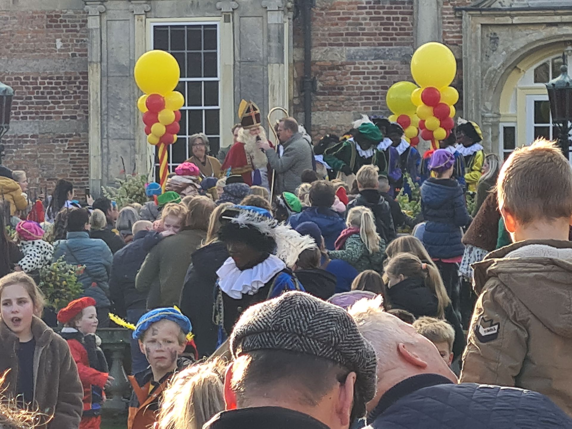 Video: Sinterklaas krijgt warm onthaal in Delden