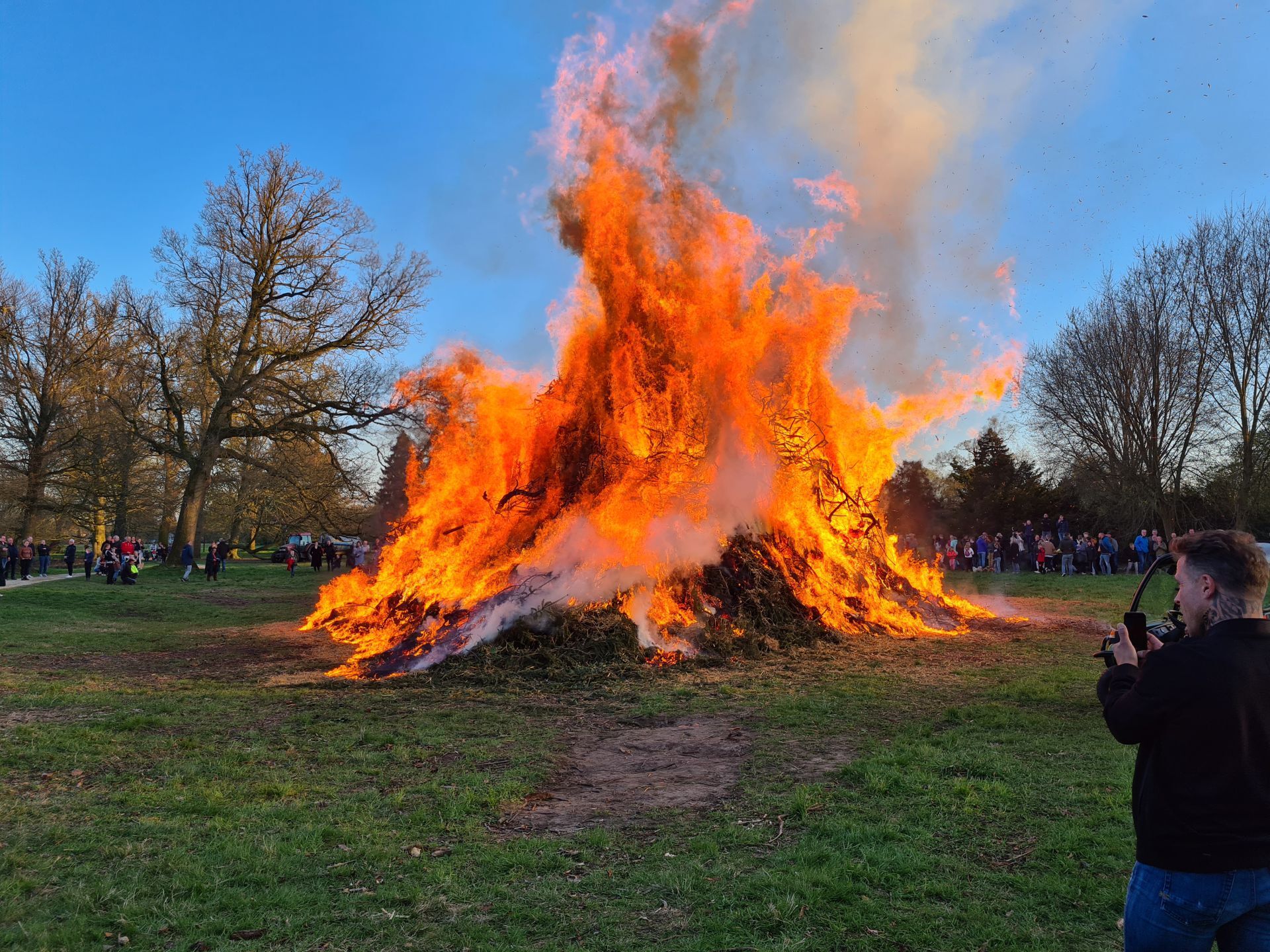 Video: Fijne sfeer bij langverwacht Paasvuur op Twickel