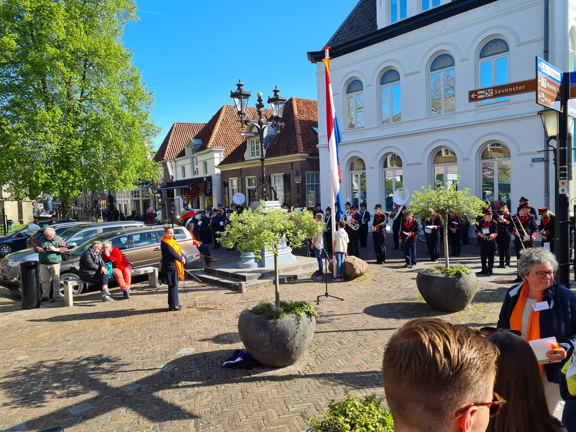 Video: Gezellige drukte bij zonovergoten Koningsdag in Delden