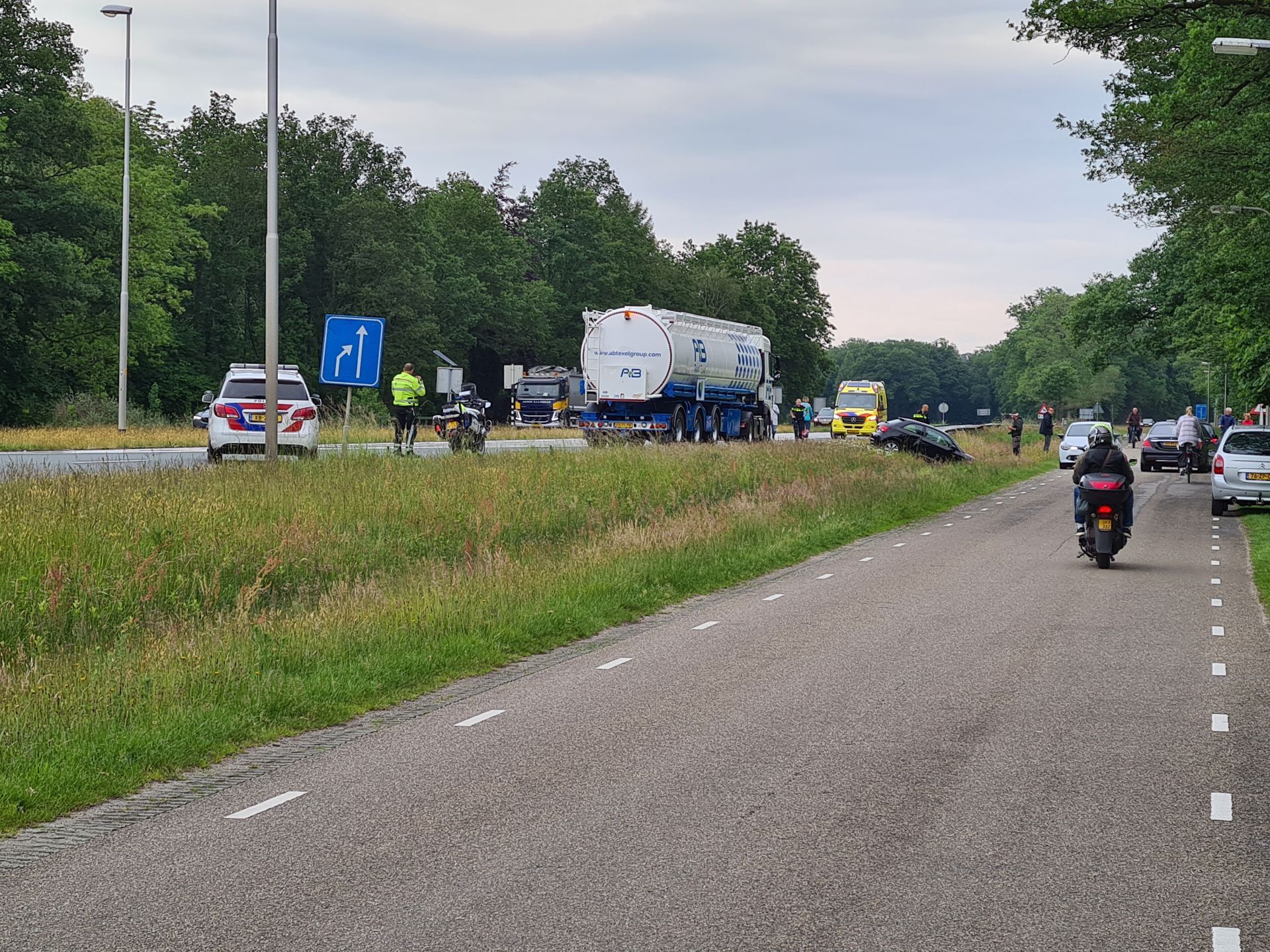 Auto belandt naast de weg na inhaalactie op N346 bij Delden