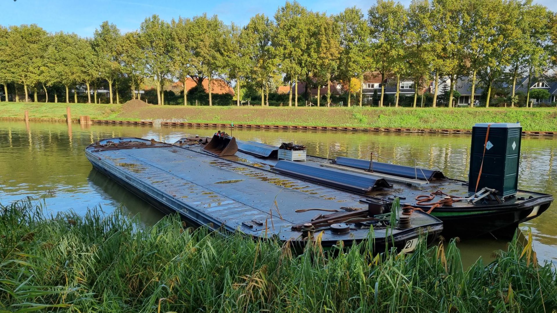 Losgeraakte pontons zorgen voor gevaarlijke situatie op Twentekanaal bij Delden