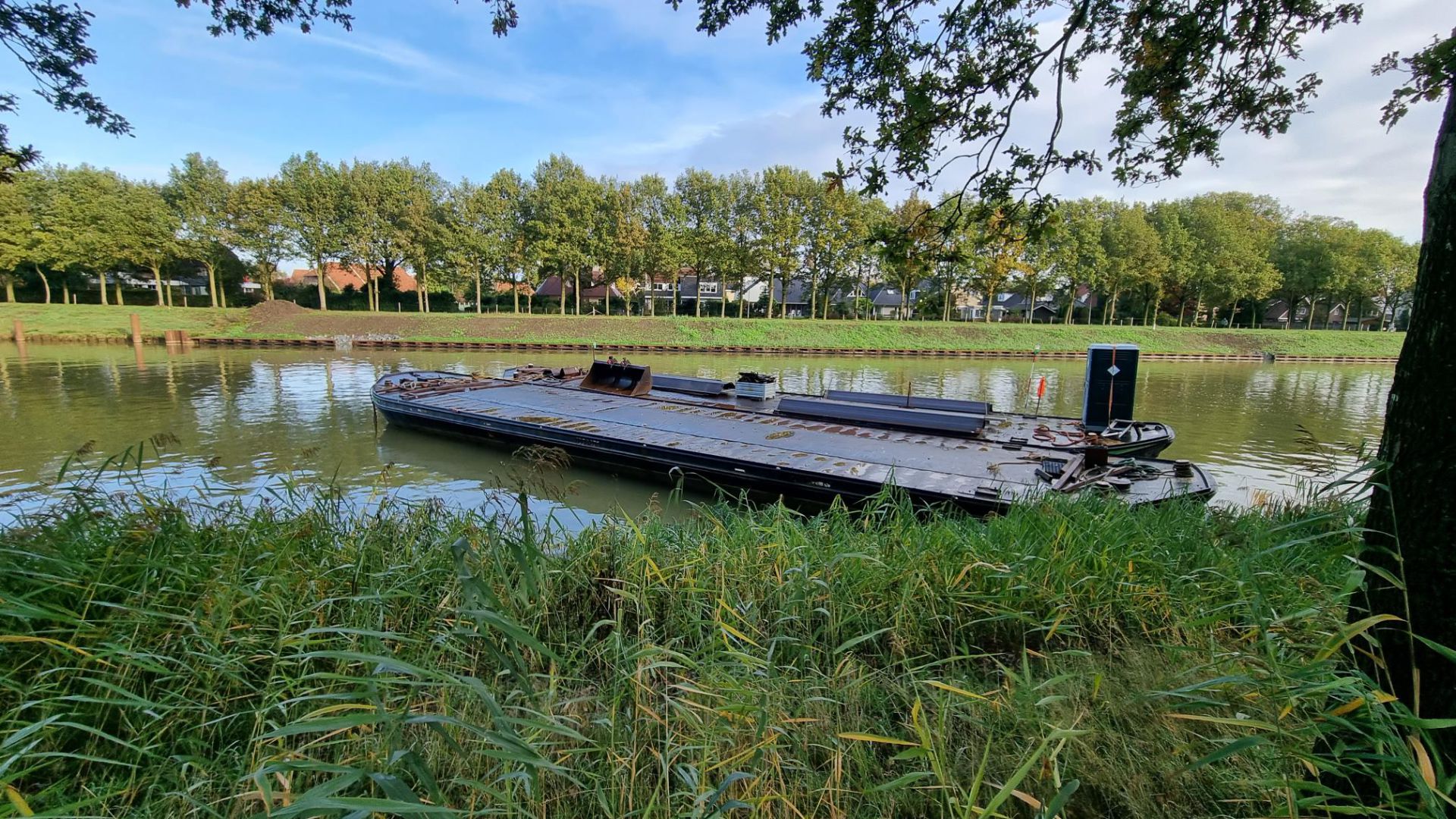 Losgeraakte pontons zorgen voor gevaarlijke situatie op Twentekanaal bij Delden