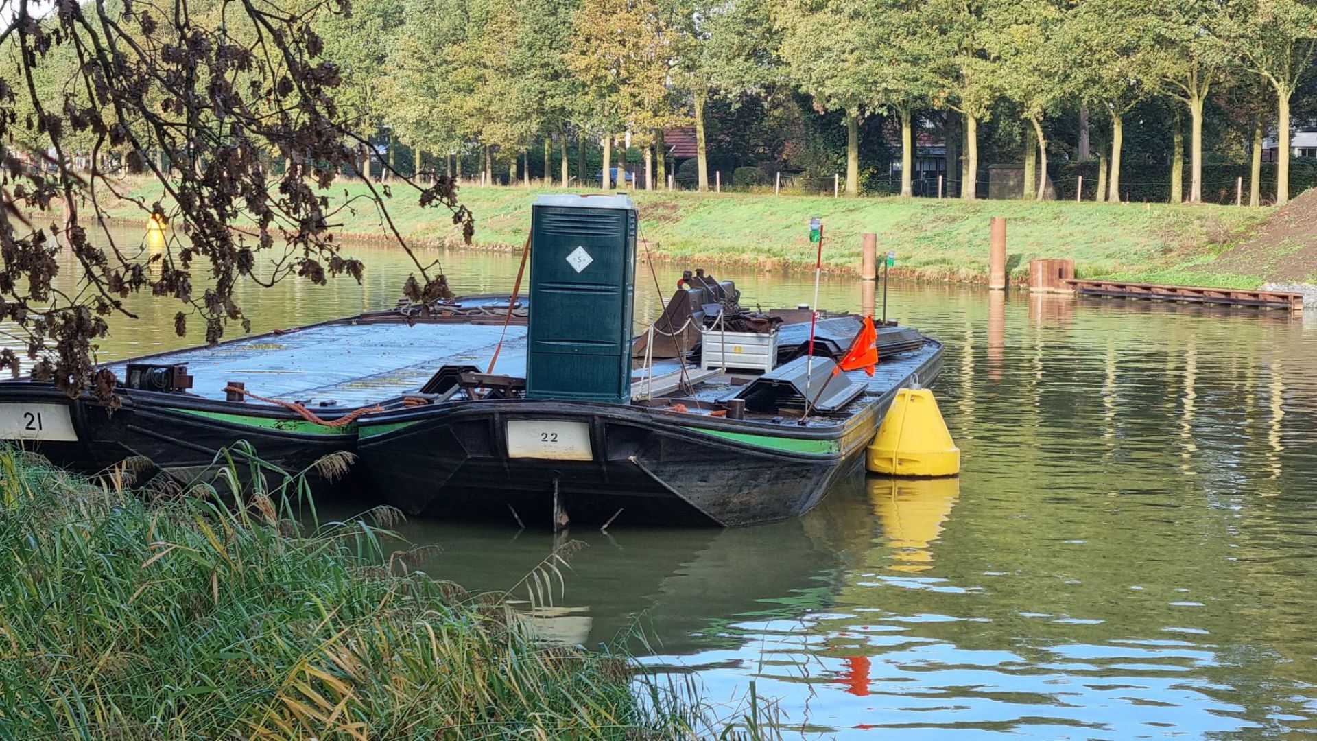 Losgeraakte pontons zorgen voor gevaarlijke situatie op Twentekanaal bij Delden
