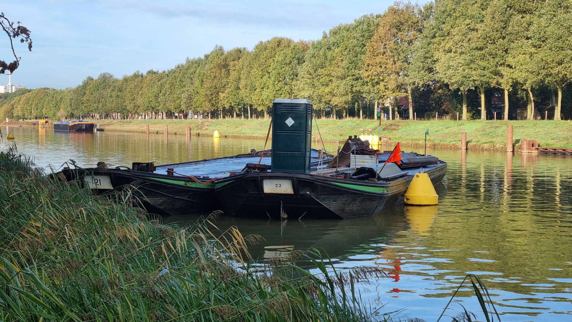 Losgeraakte pontons zorgen voor gevaarlijke situatie op Twentekanaal bij Delden