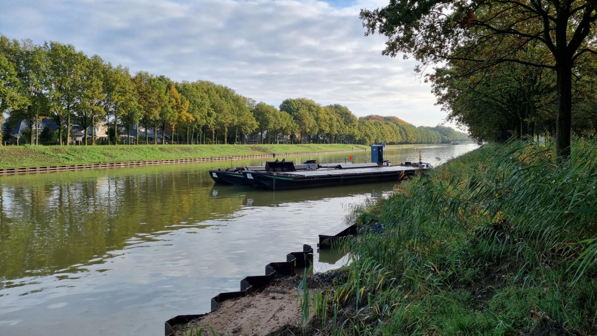 Losgeraakte pontons zorgen voor gevaarlijke situatie op Twentekanaal bij Delden