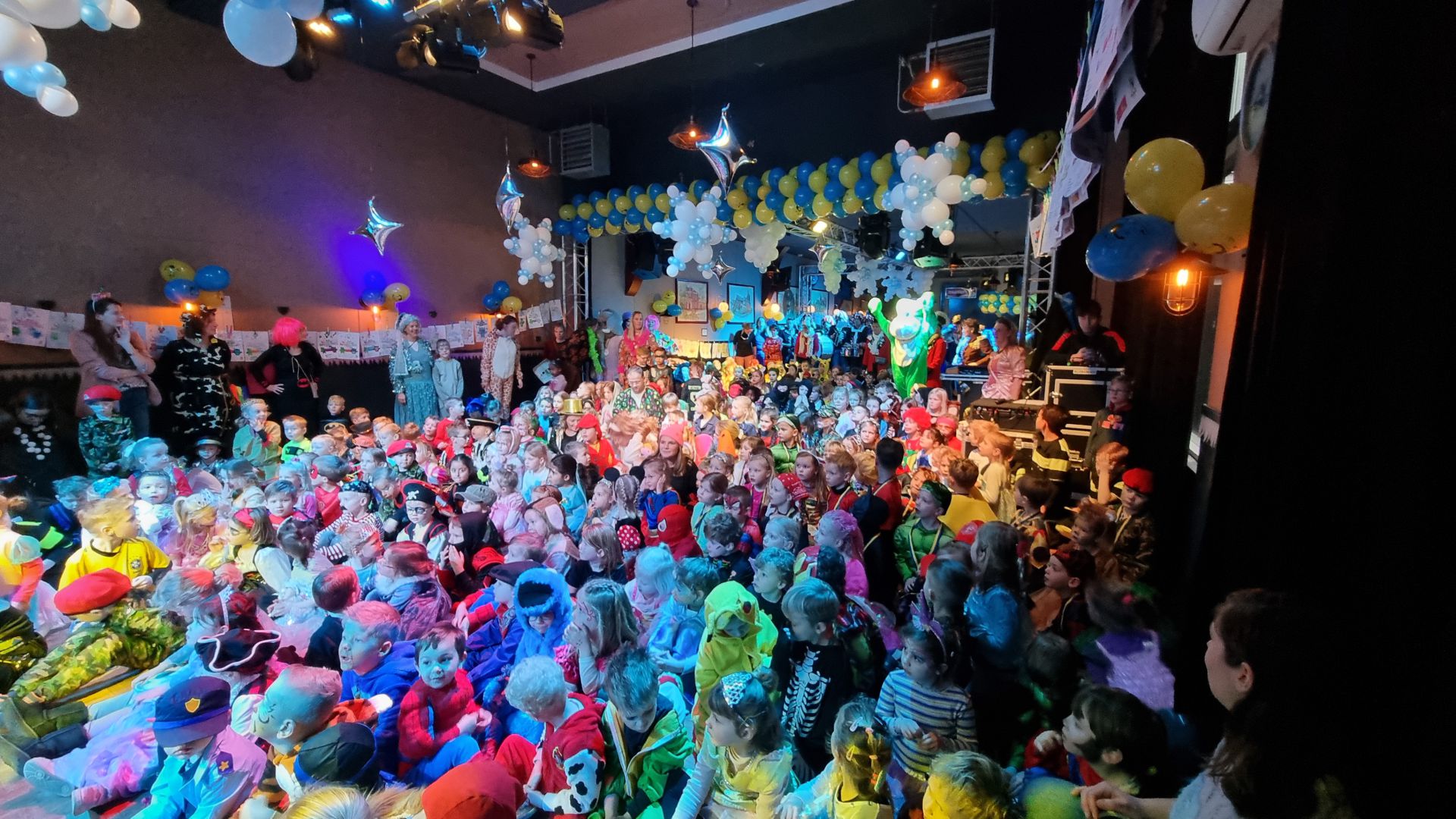 Update foto's: Basisscholieren vieren Deldens Kindercarnaval