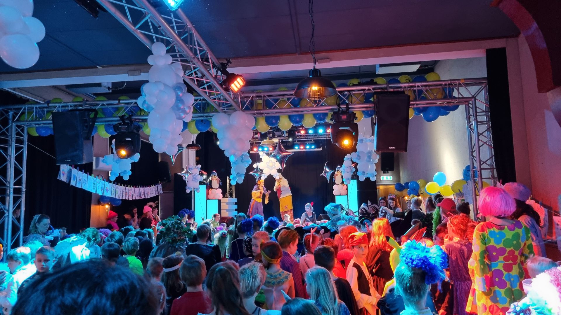 Update foto's: Basisscholieren vieren Deldens Kindercarnaval