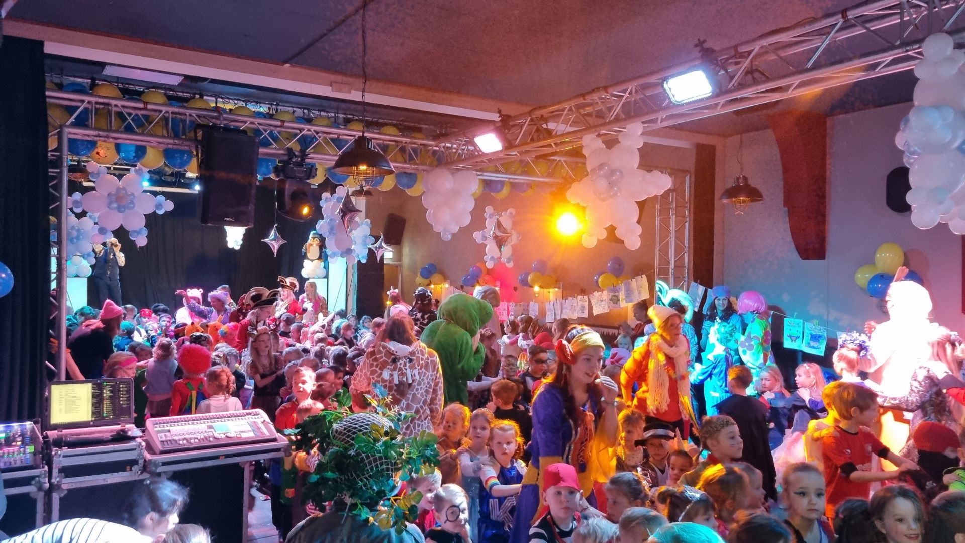 Update foto's: Basisscholieren vieren Deldens Kindercarnaval