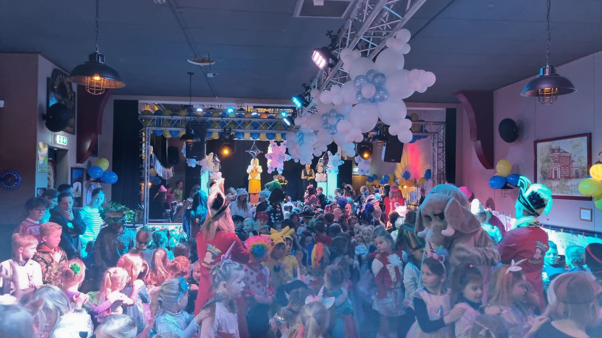 Update foto's: Basisscholieren vieren Deldens Kindercarnaval