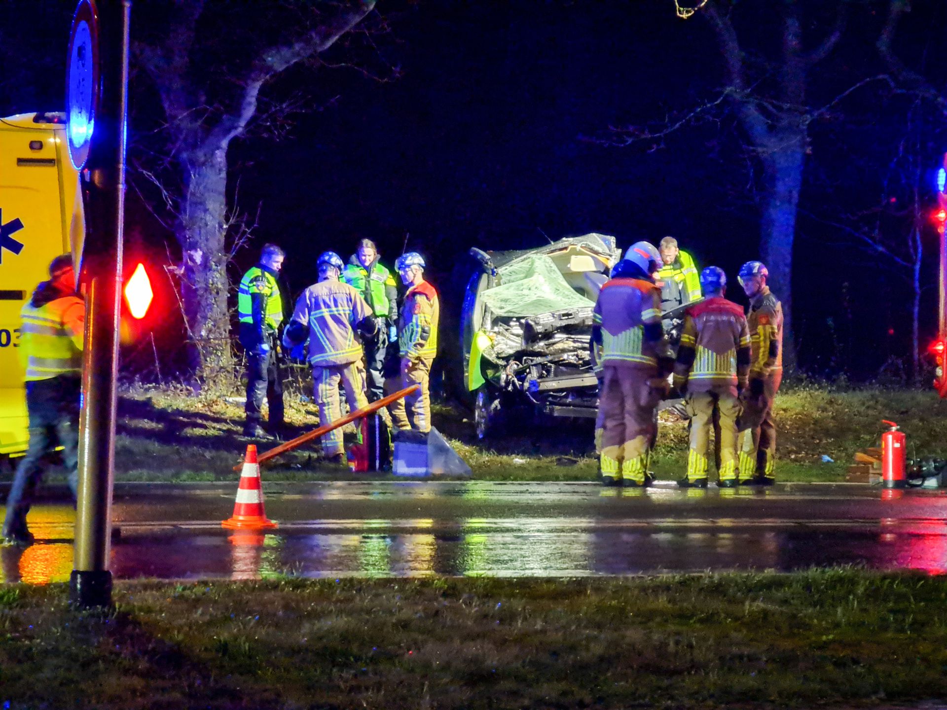 Bestuurder bestelbus gewond bij zwaar ongeval bij Delden