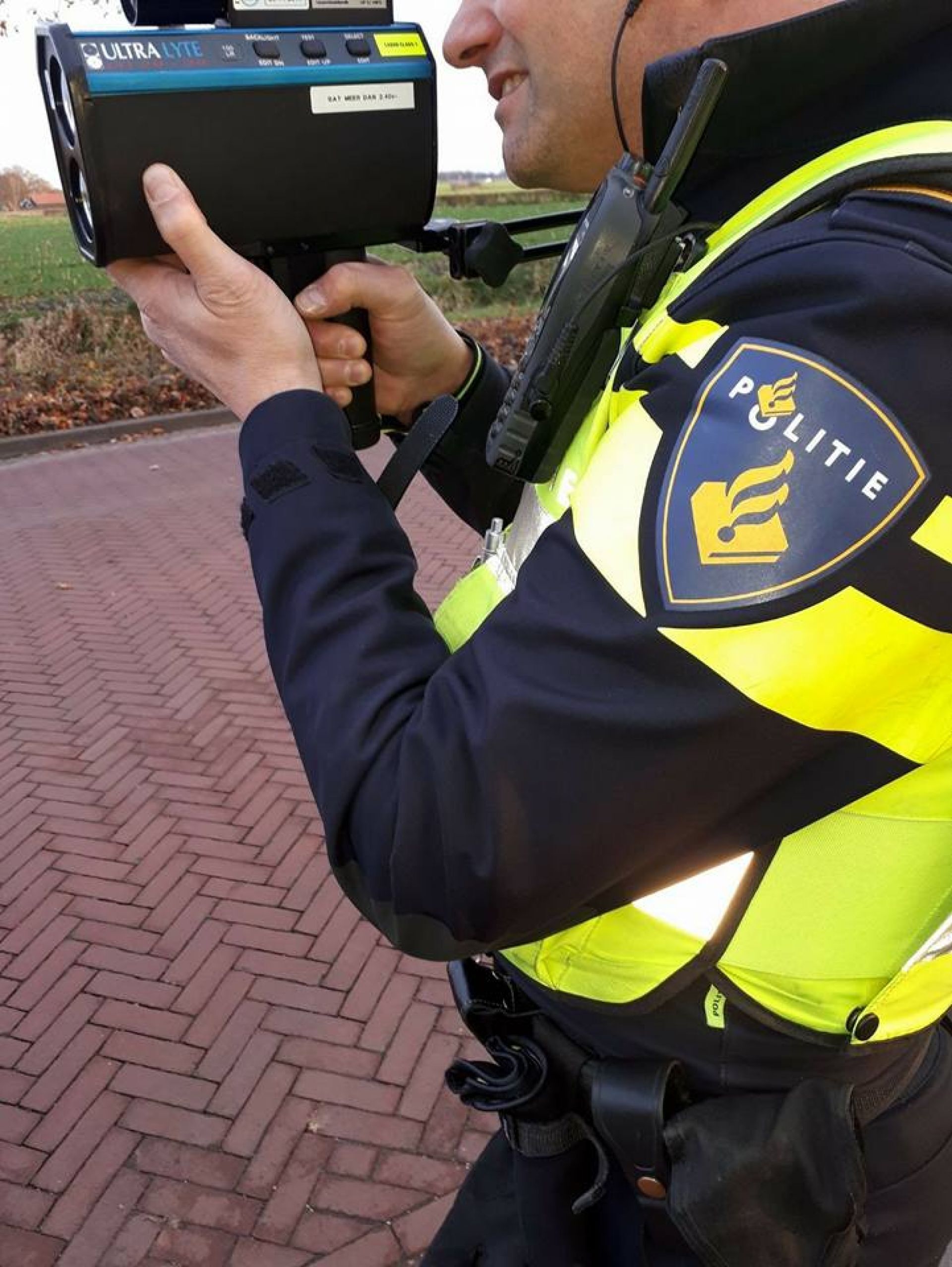 Politie deelt 5 bekeuringen uit aan Kanaaldijk Delden