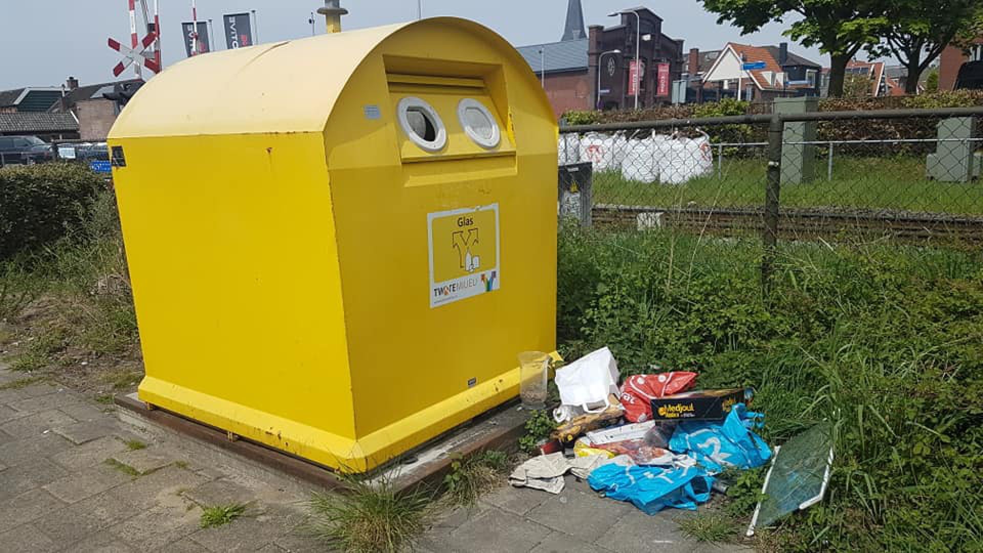Ergernis over afvaldump bij glasbak bij spoorwegovergang Bernhardstraat