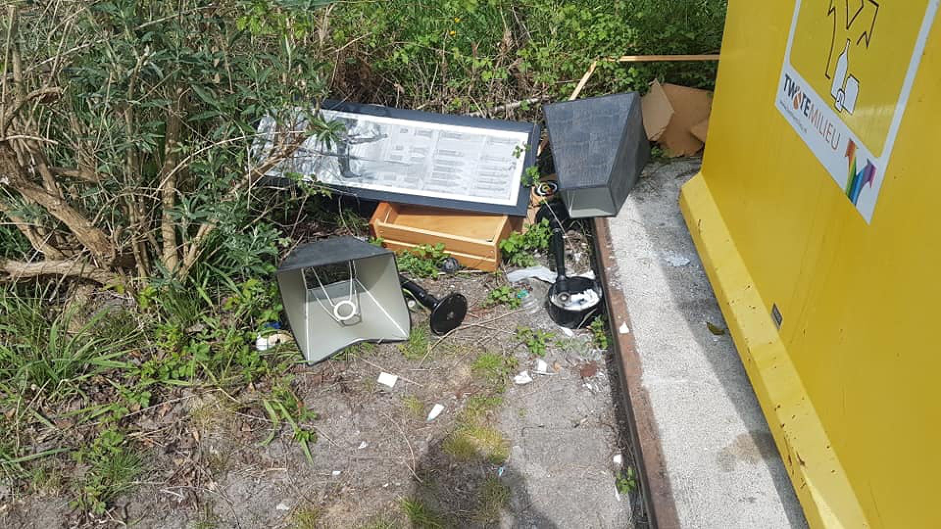 Ergernis over afvaldump bij glasbak bij spoorwegovergang Bernhardstraat