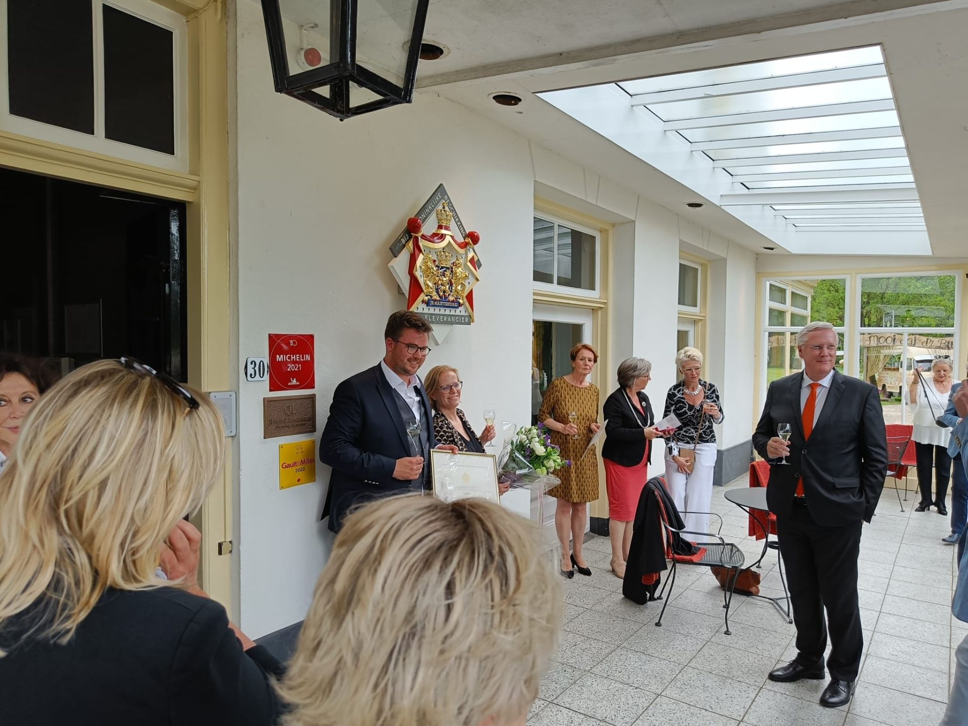 250-jarig Carelshaven krijgt het predicaat Hofleverancier en bronzen beeld tijdens jubileumfeest