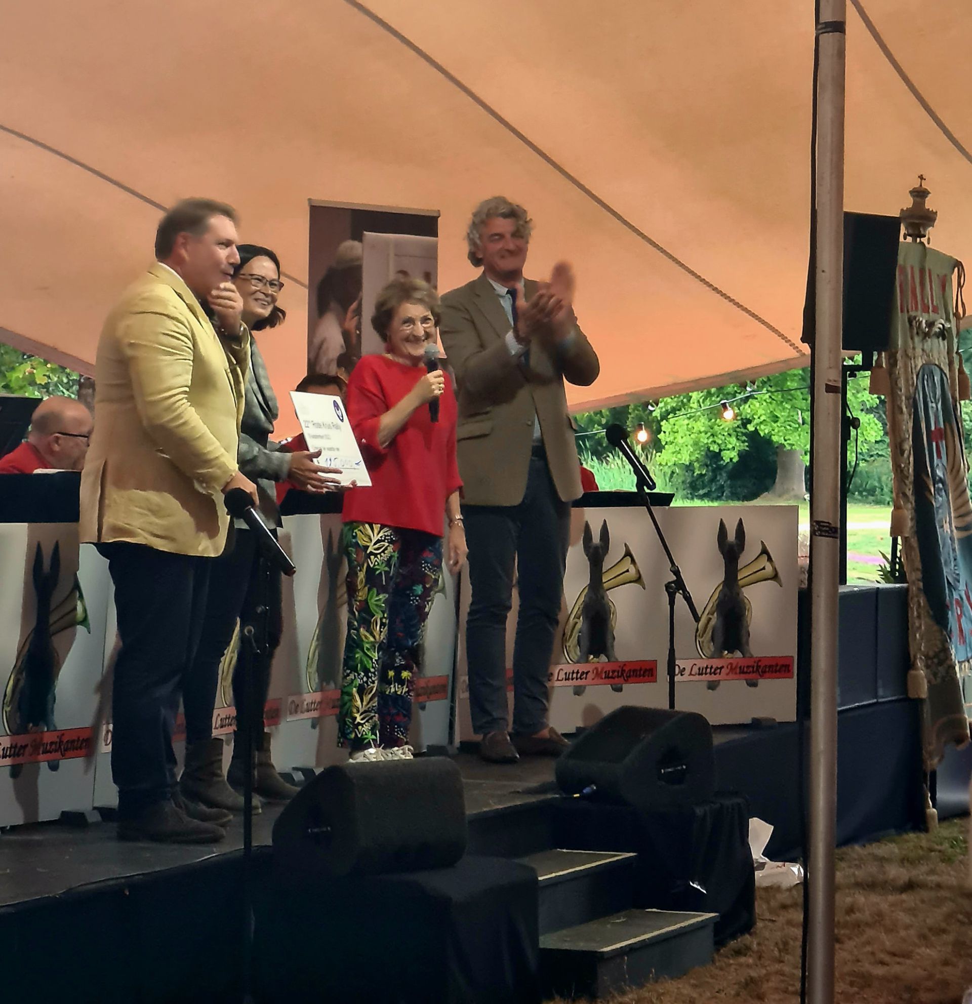 Prinses Margriet​ bezoekt Twickel en neemt cheque van 125.000 euro in ontvangst