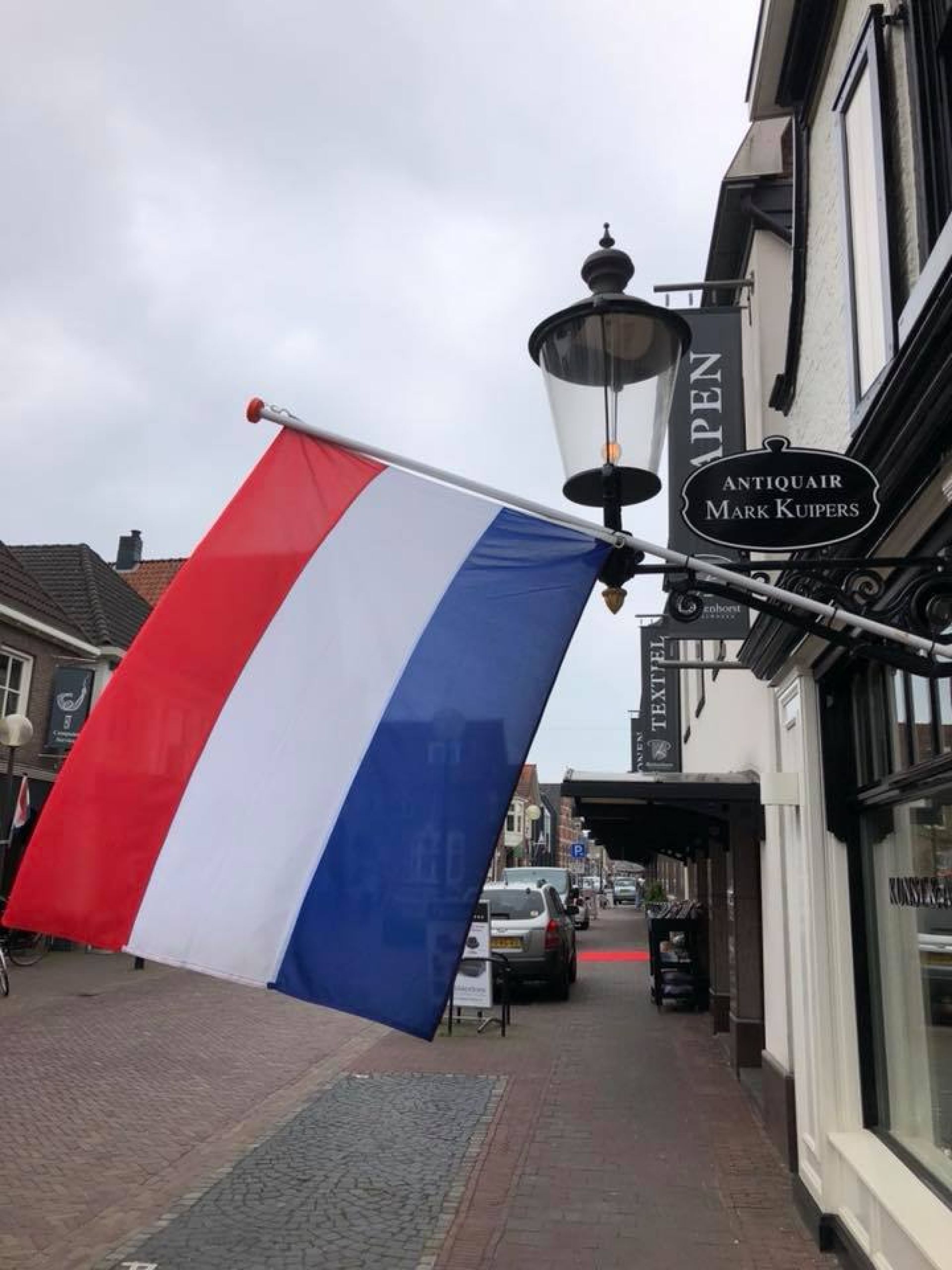 Burgemeester roept op vlaggen in en om Delden weer rechtop te hangen