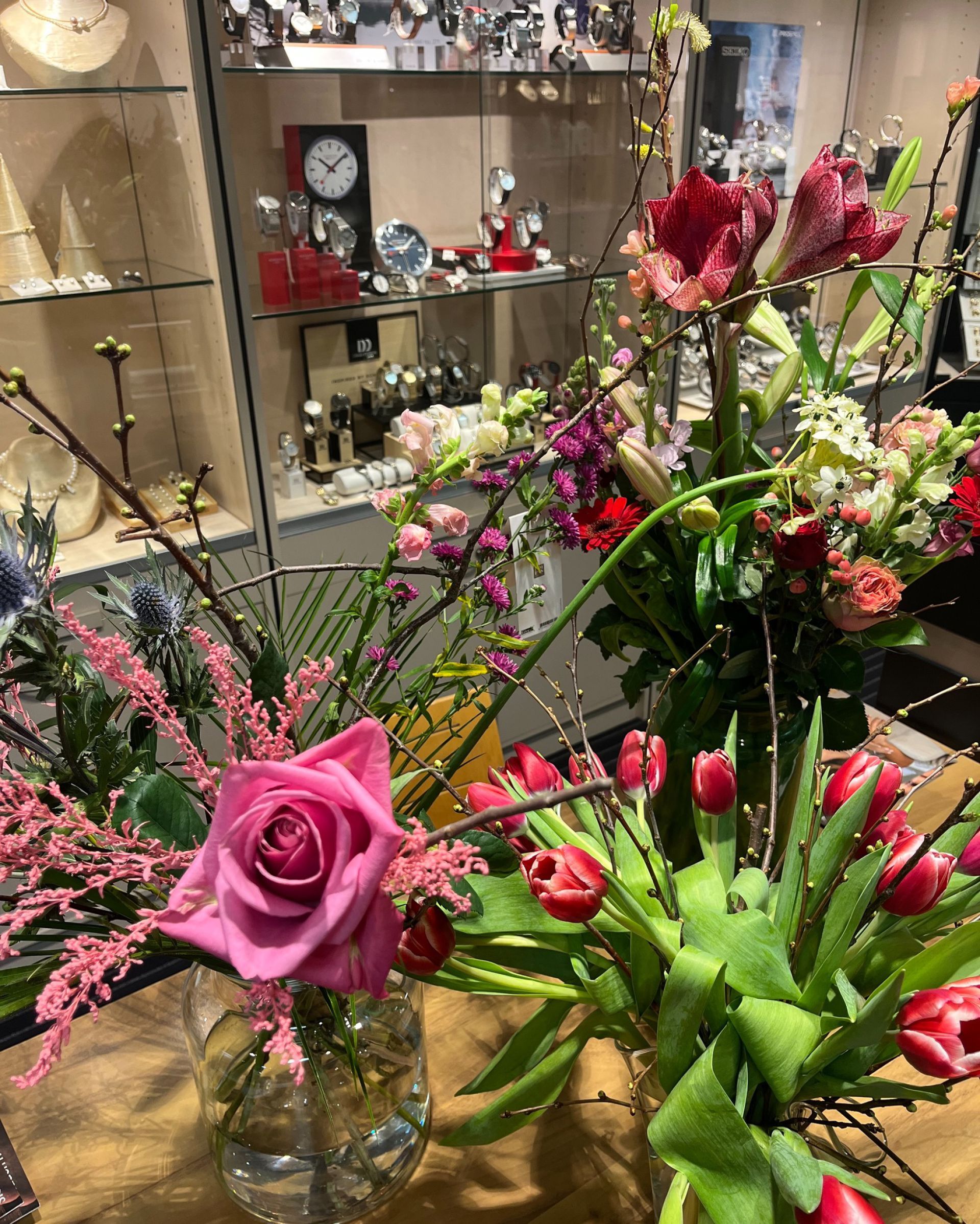 Juwelier Braakhuis overladen met bloemen en steunbetuigingen: &lsquo;We gaan er weer voor&rsquo;