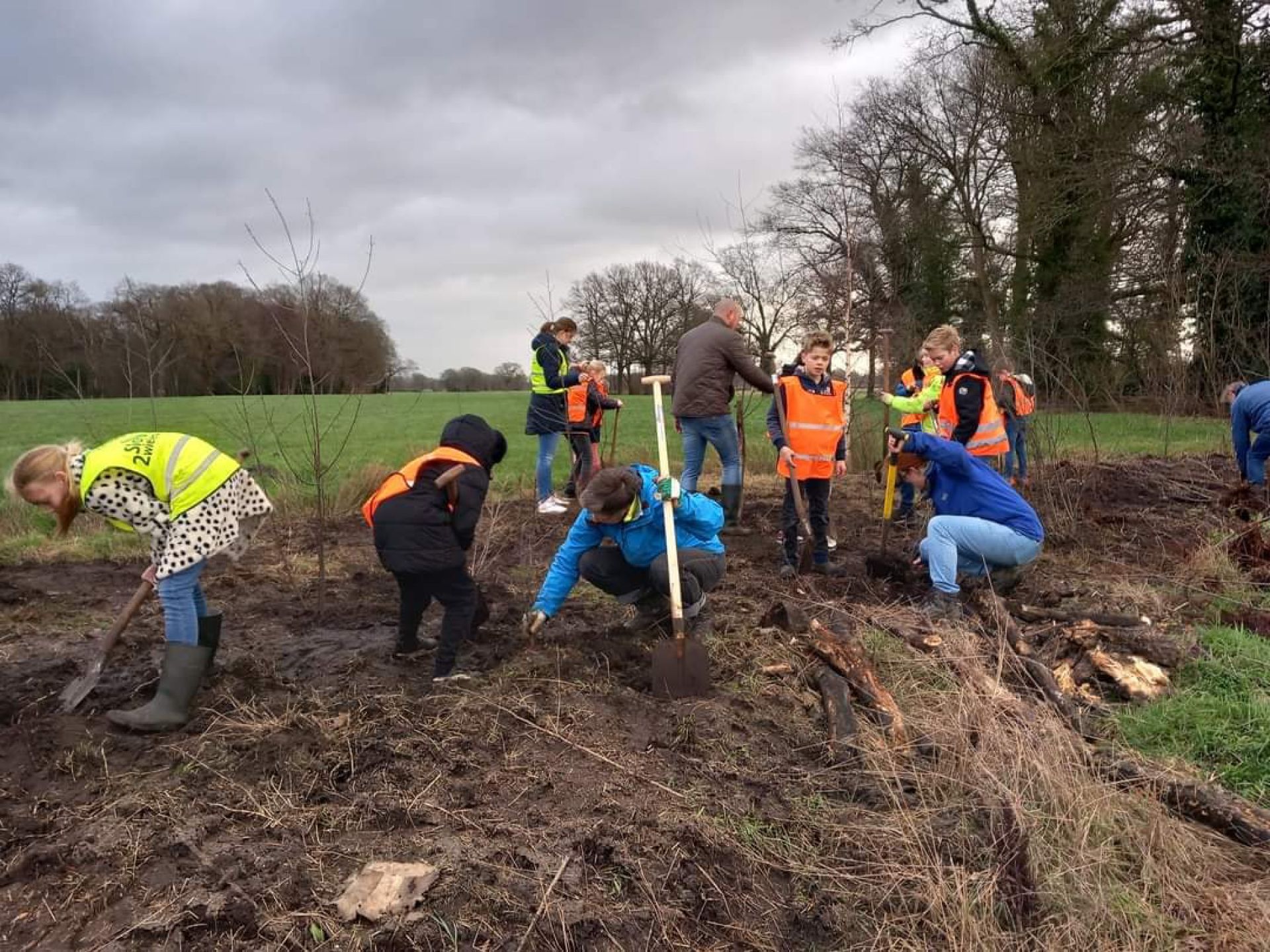 Scholieren IKC Magenta steken handen uit de mouwen bij boomplantdag op Twickel