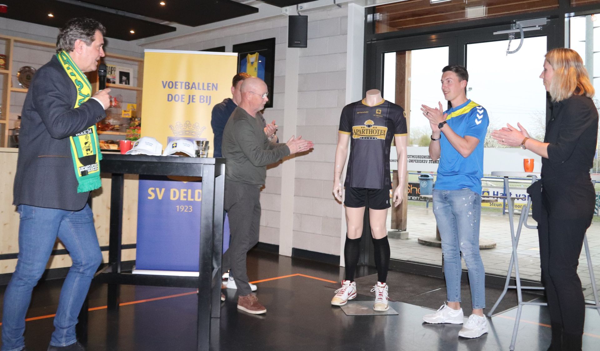 SV Delden overladen met felicitaties en cadeaus bij gezellige kampioensreceptie