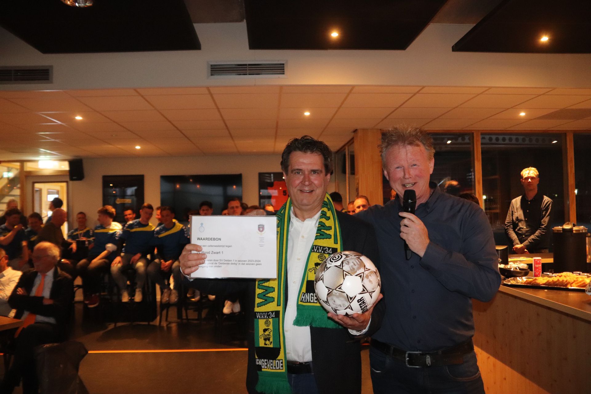 SV Delden overladen met felicitaties en cadeaus bij gezellige kampioensreceptie