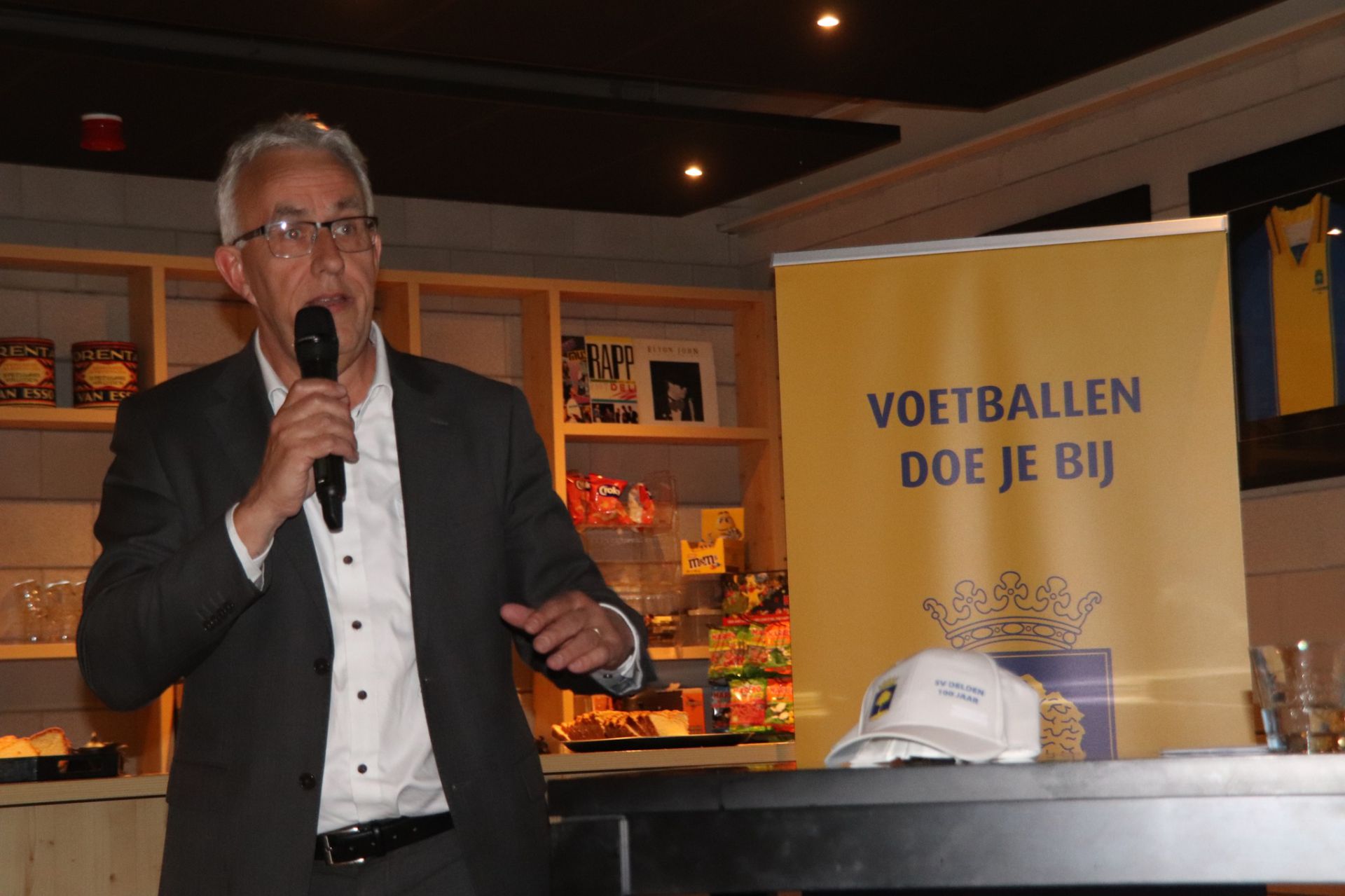 SV Delden overladen met felicitaties en cadeaus bij gezellige kampioensreceptie