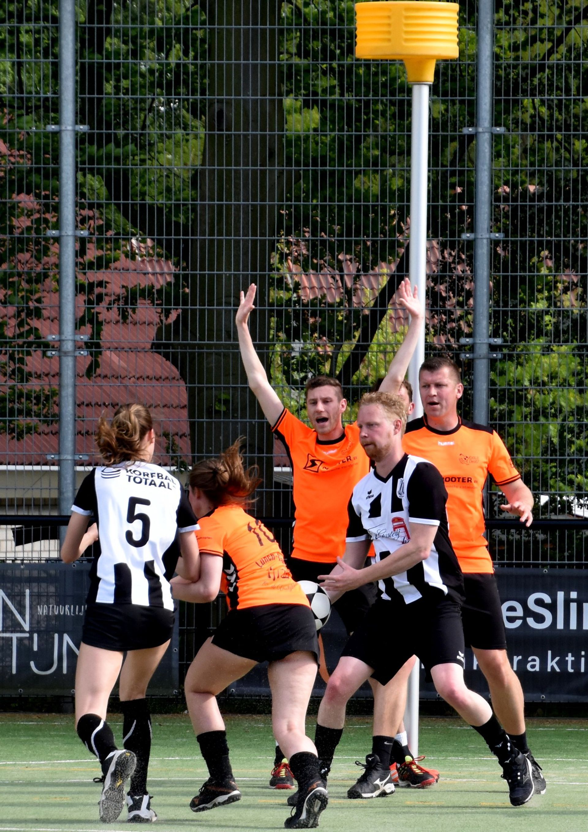 Zwart Wit verslaat hoogvlieger Oranje Zwart op sportpark de Mors