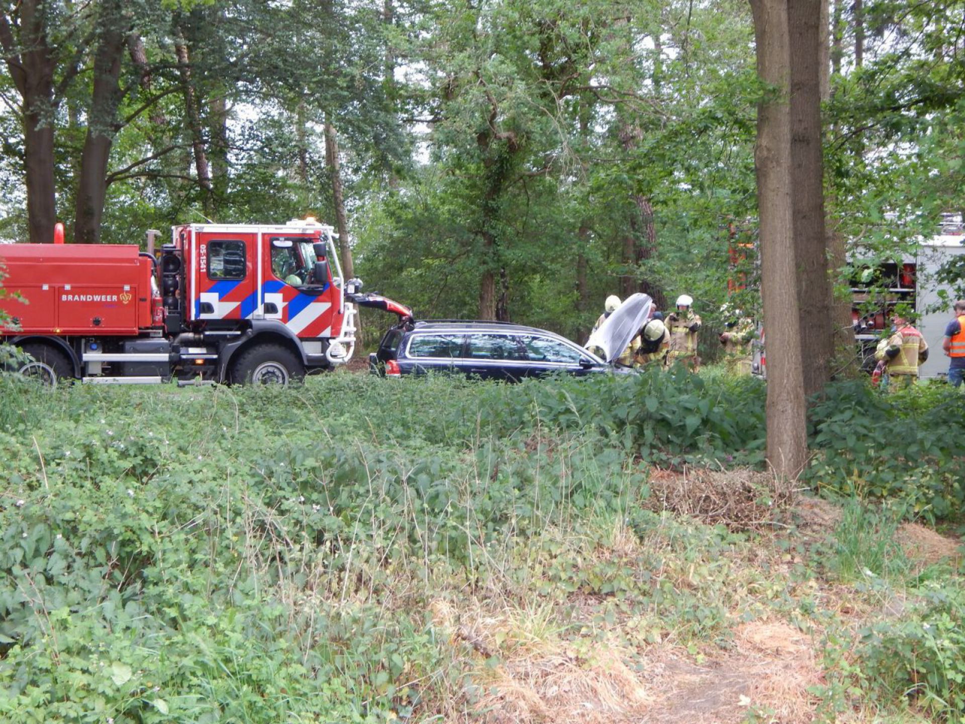 Brandweer blust vuur in auto Ambt Delden