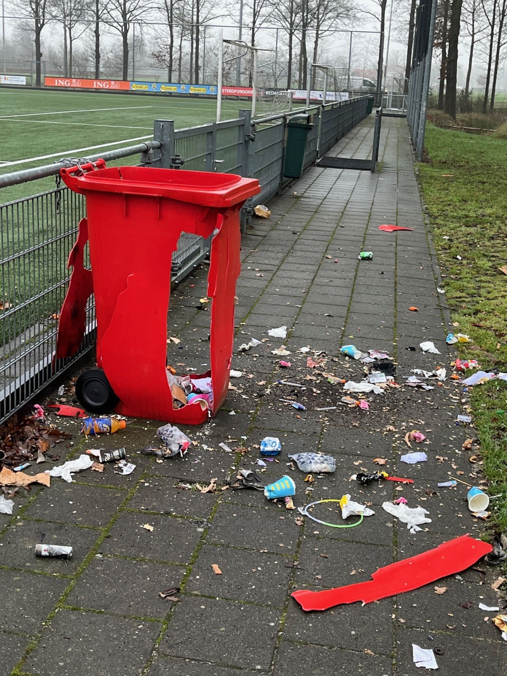 Vandalen vernielen borden en prullenbakken bij Erve Hooyerinck en Rood Zwart